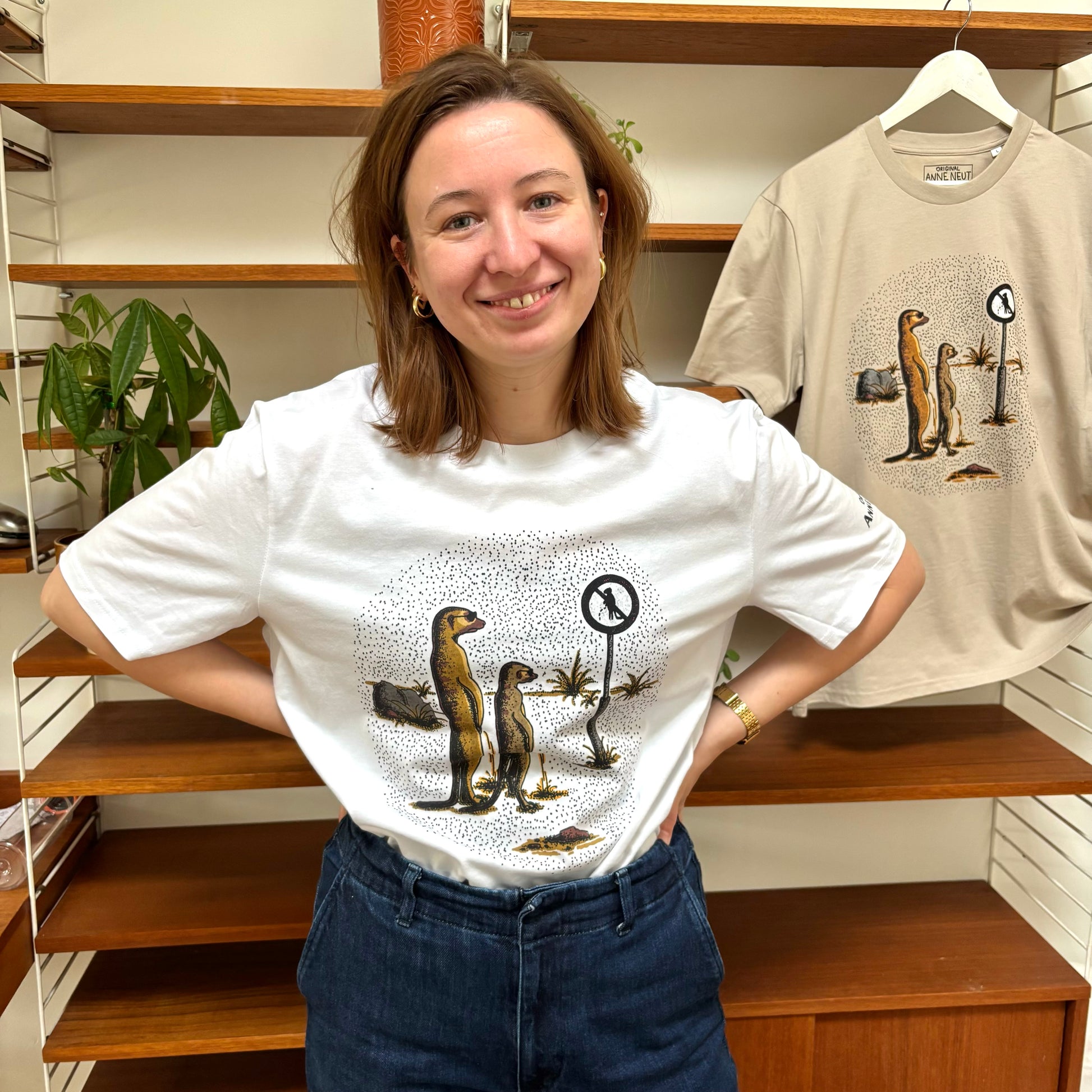 Shirt met tekening van plassende stokstaartjes door Anne Neuteboom cabaretier in Anne Neut Boetiek