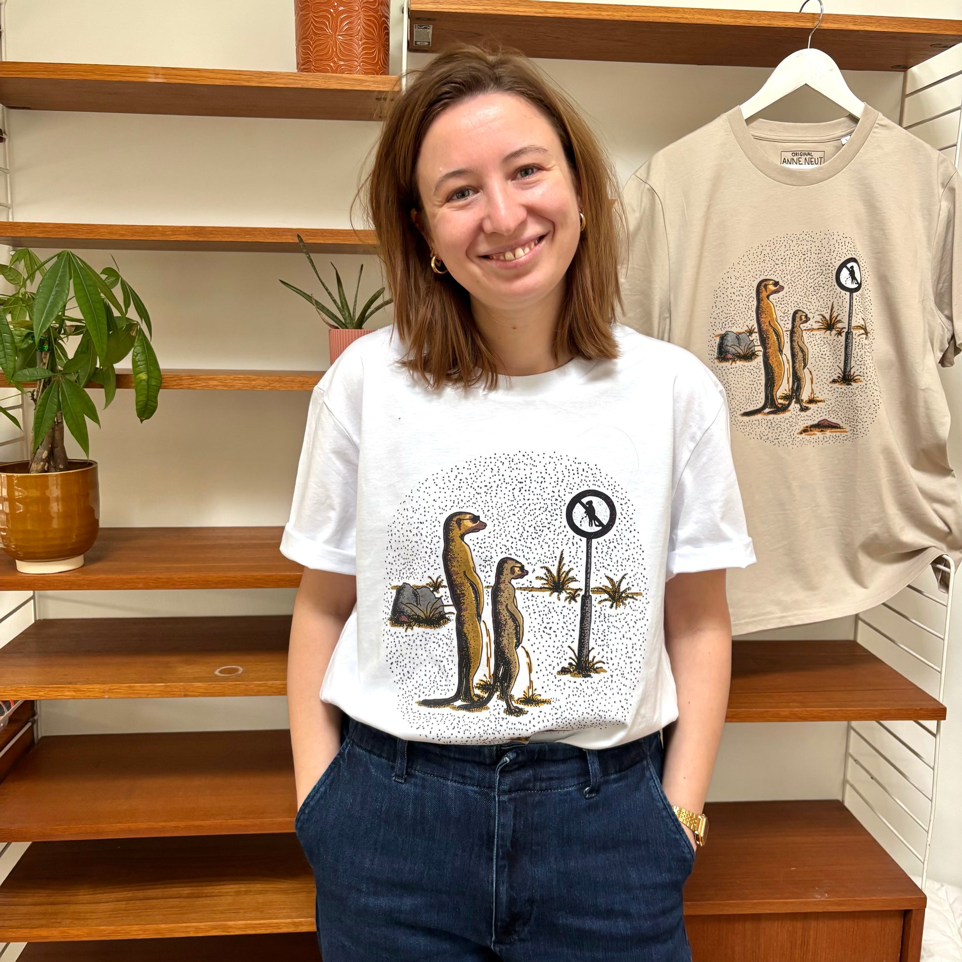 Shirt met tekening van plassende stokstaartjes door Anne Neuteboom cabaretier in Anne Neut Boetiek