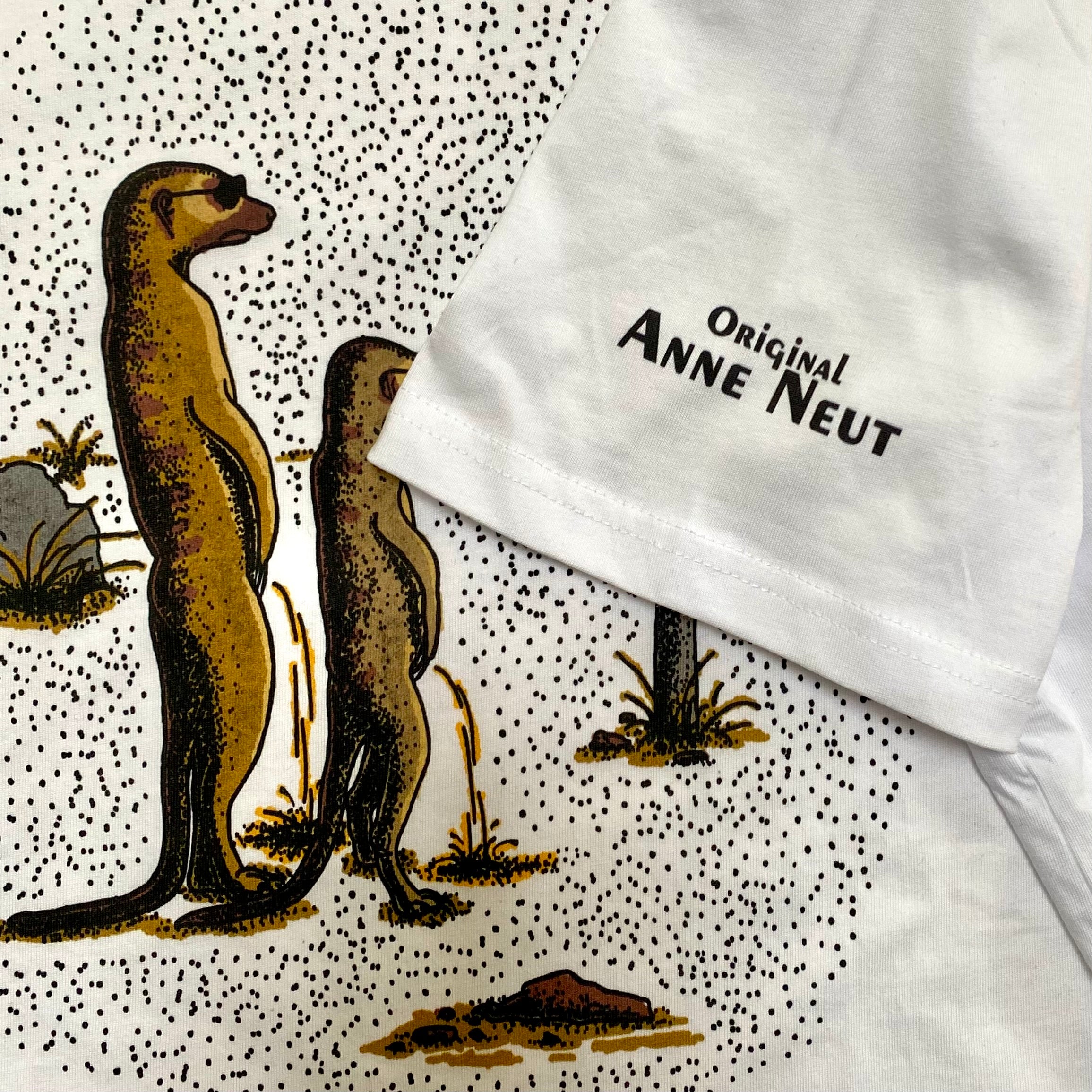 Shirt met tekening van plassende stokstaartjes door Anne Neuteboom cabaretier in Anne Neut Boetiek