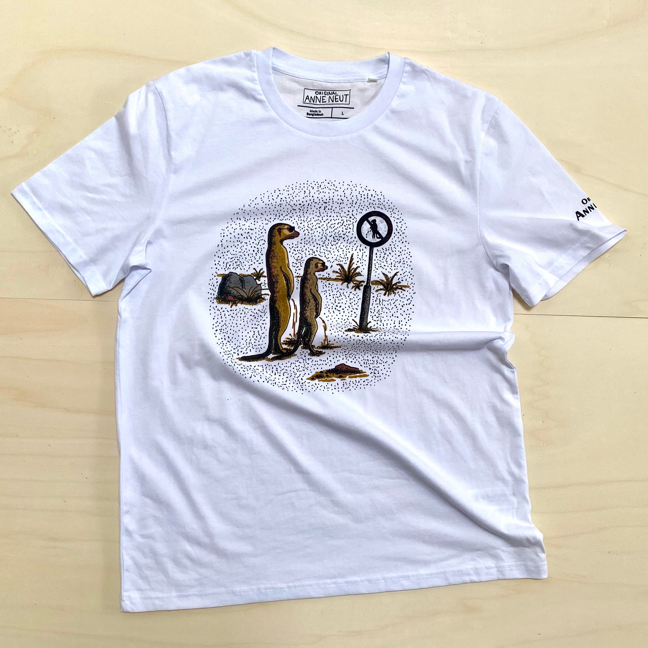 Shirt met tekening van plassende stokstaartjes door Anne Neuteboom cabaretier in Anne Neut Boetiek