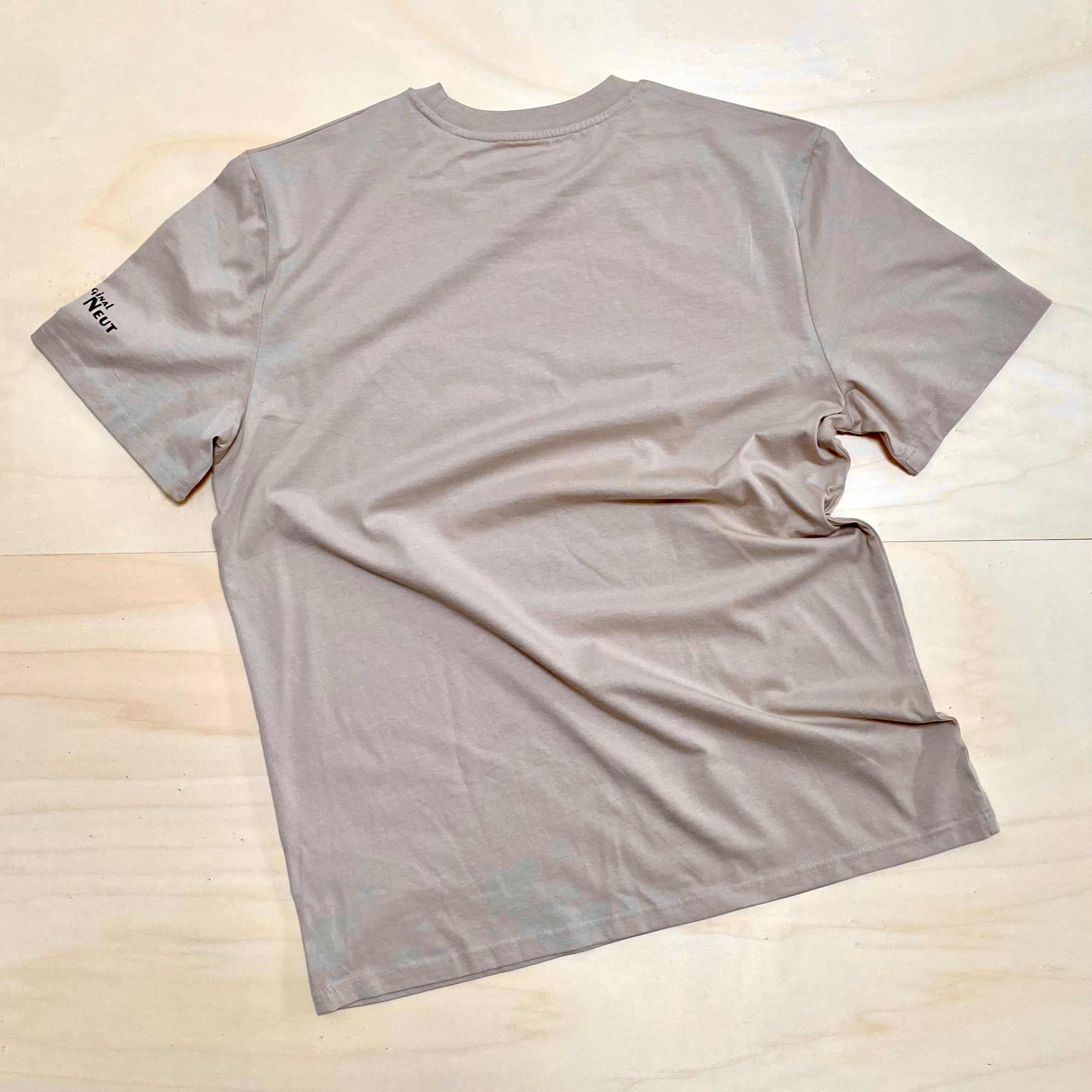 Shirt met tekening van plassende stokstaartjes door Anne Neuteboom cabaretier in Anne Neut Boetiek