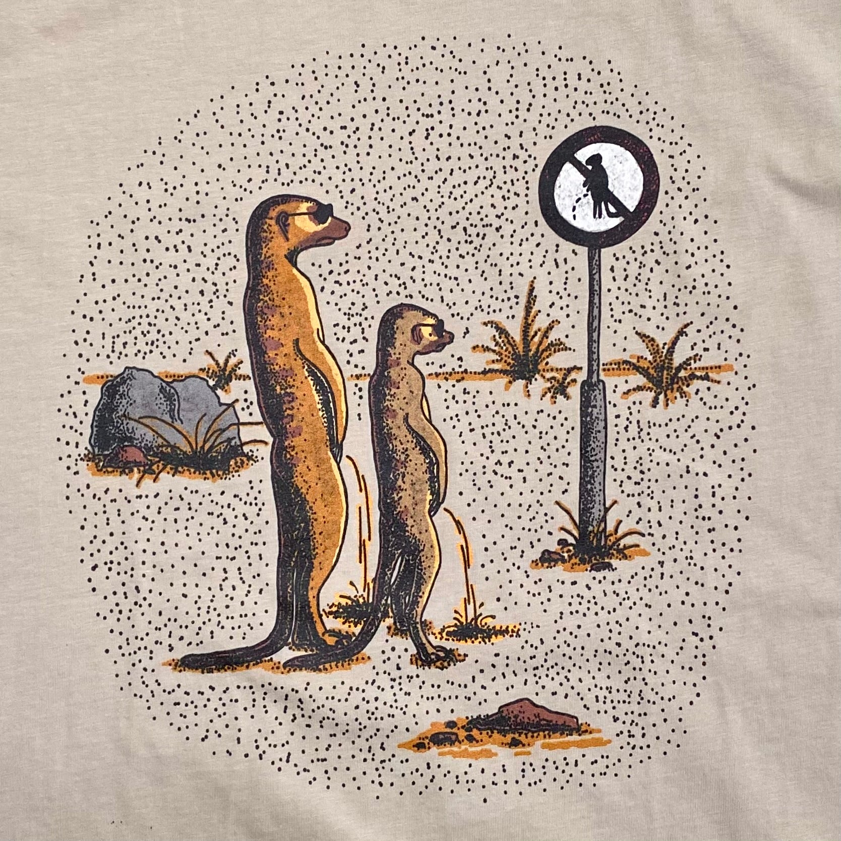 Shirt met tekening van plassende stokstaartjes door Anne Neuteboom cabaretier in Anne Neut Boetiek