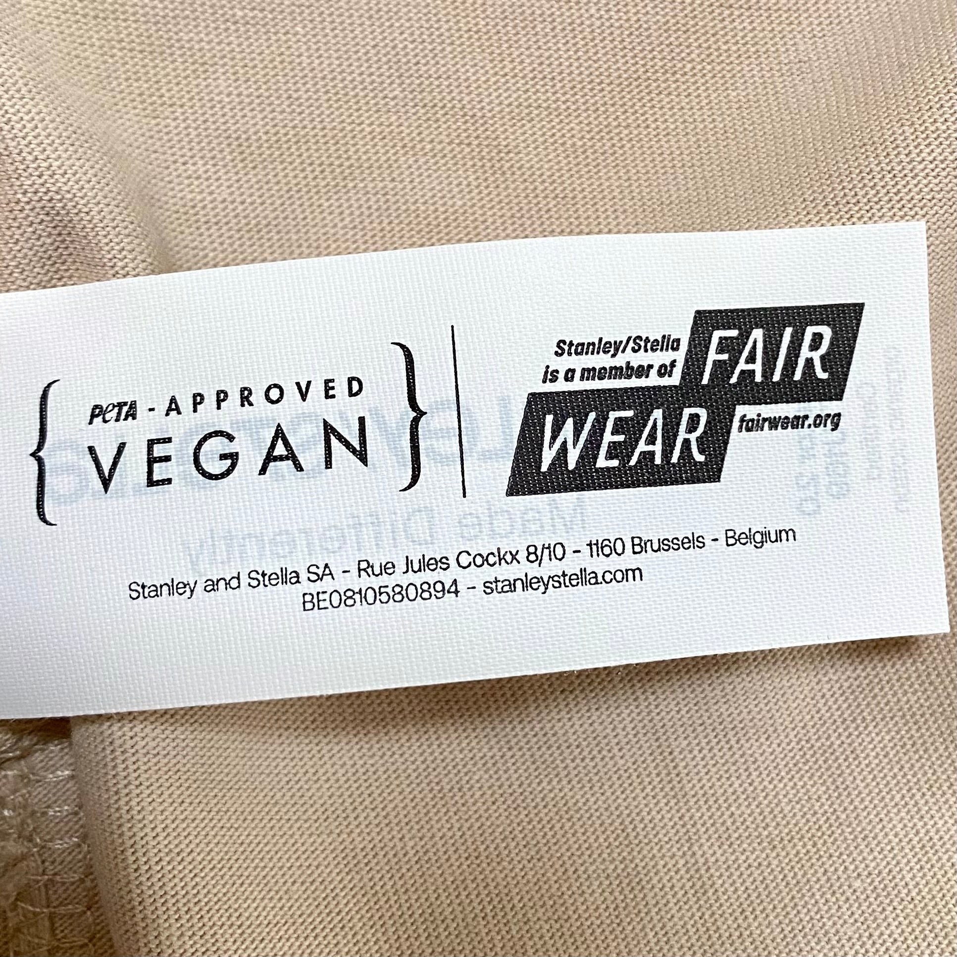 Shirt met tekening van plassende stokstaartjes door Anne Neuteboom cabaretier in Anne Neut Boetiek