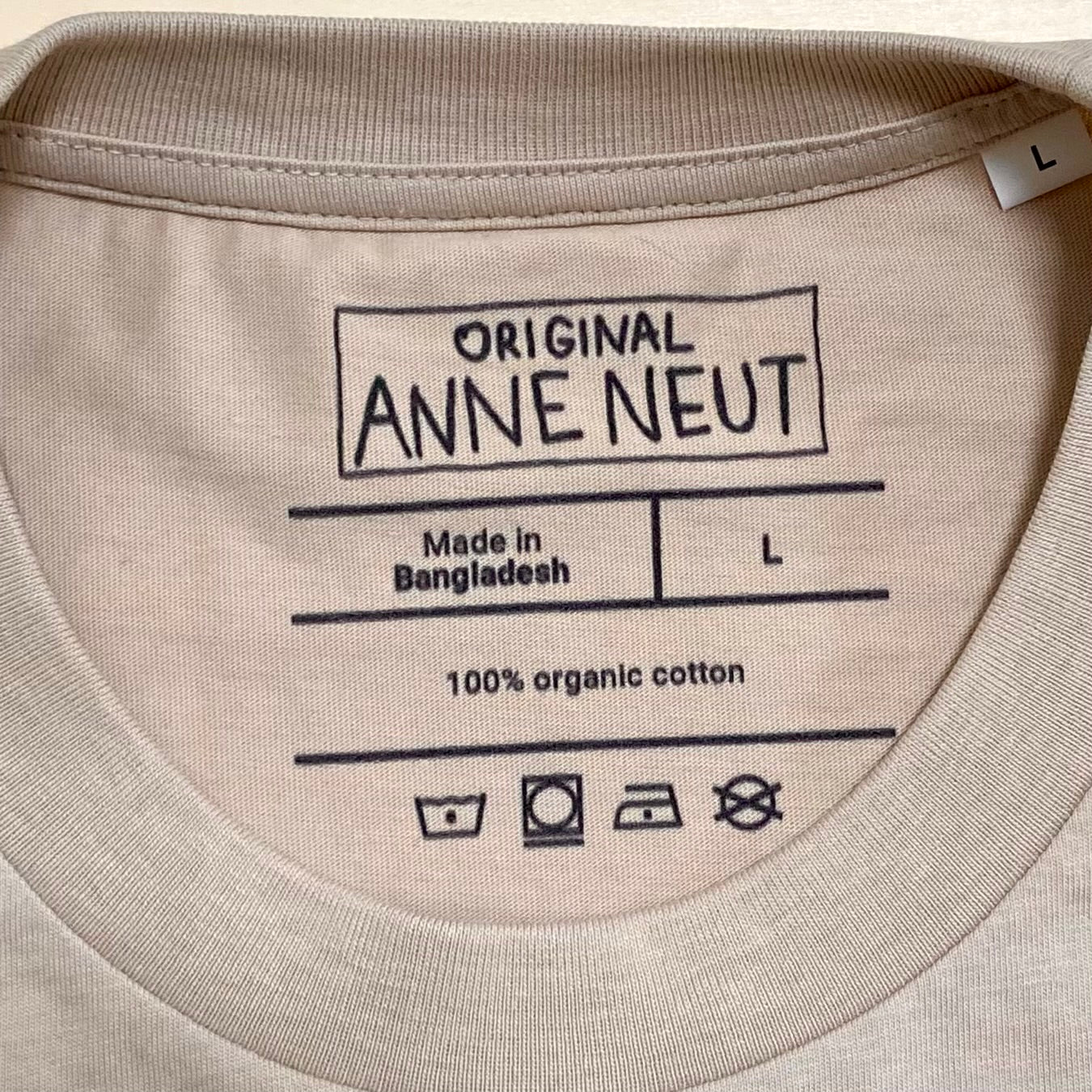 Shirt met tekening van plassende stokstaartjes door Anne Neuteboom cabaretier in Anne Neut Boetiek