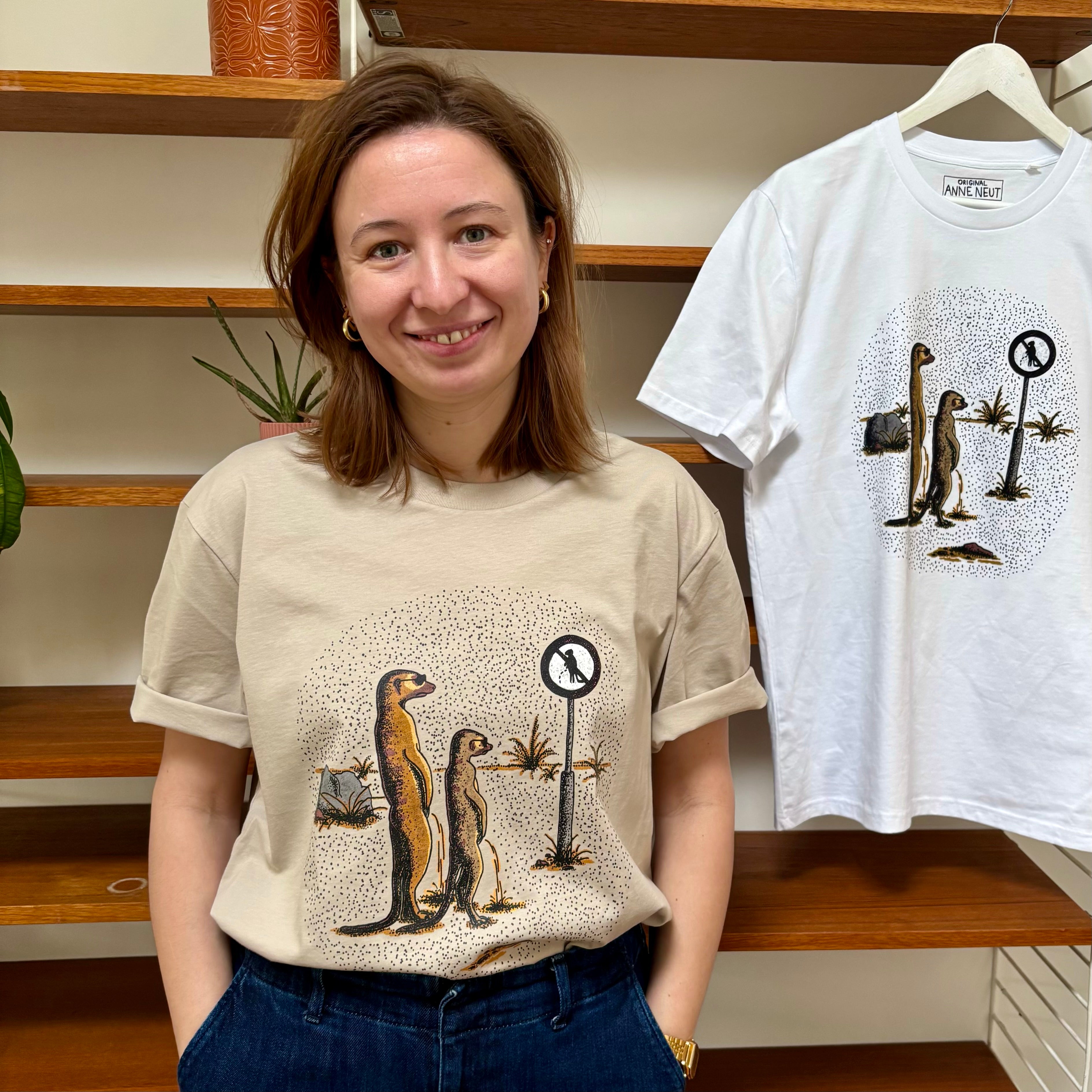 Shirt met tekening van plassende stokstaartjes door Anne Neuteboom cabaretier in Anne Neut Boetiek