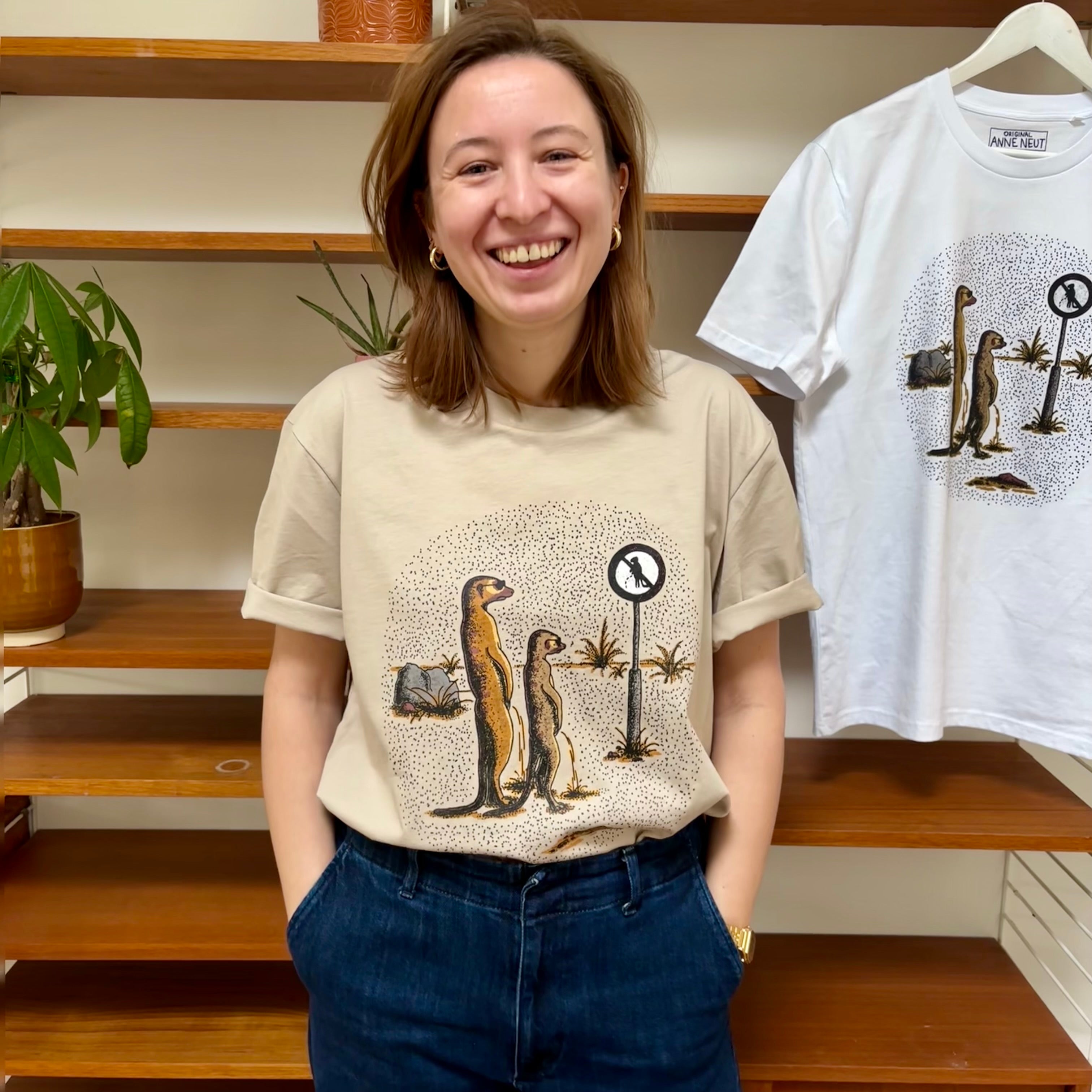 Shirt met tekening van plassende stokstaartjes door Anne Neuteboom cabaretier in Anne Neut Boetiek