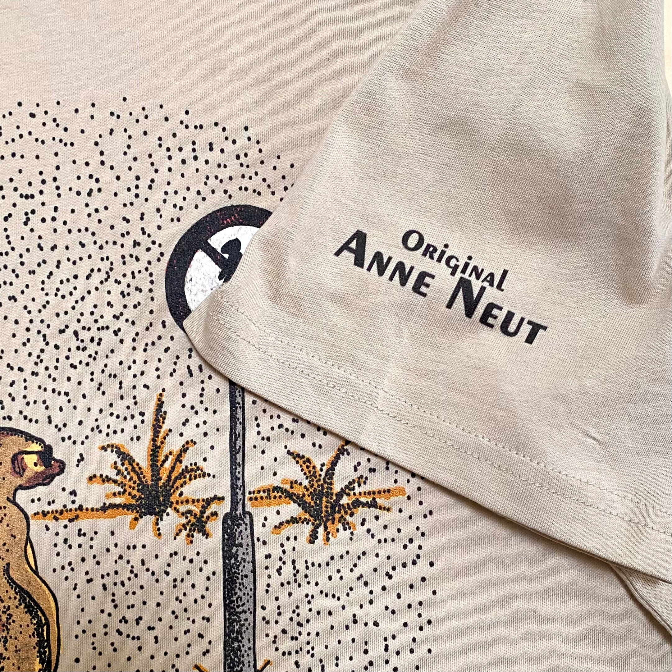 Shirt met tekening van plassende stokstaartjes door Anne Neuteboom cabaretier in Anne Neut Boetiek