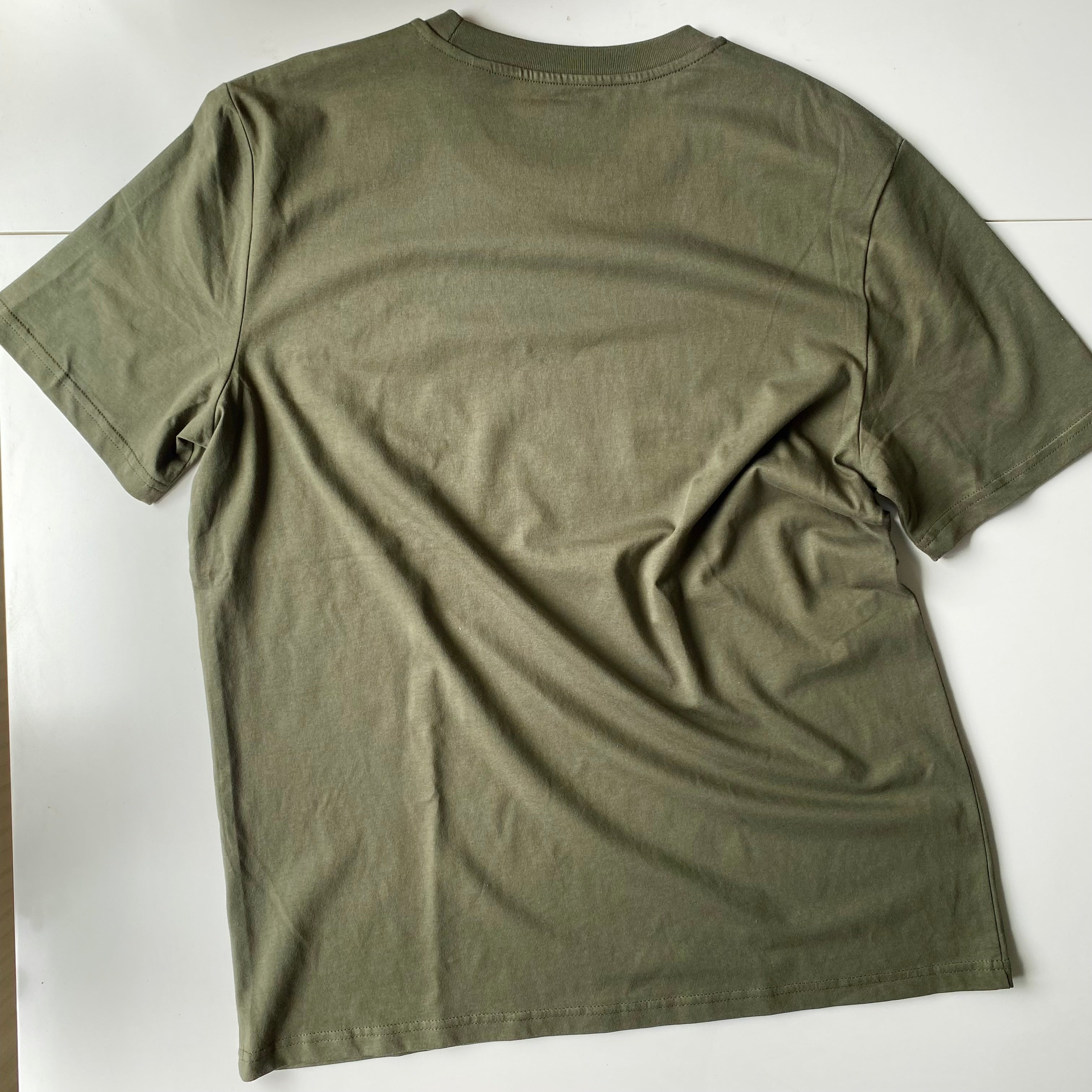 Shirt met tekening van snavelende vogels door Anne Neuteboom cabaretier in Anne Neut Boetiek