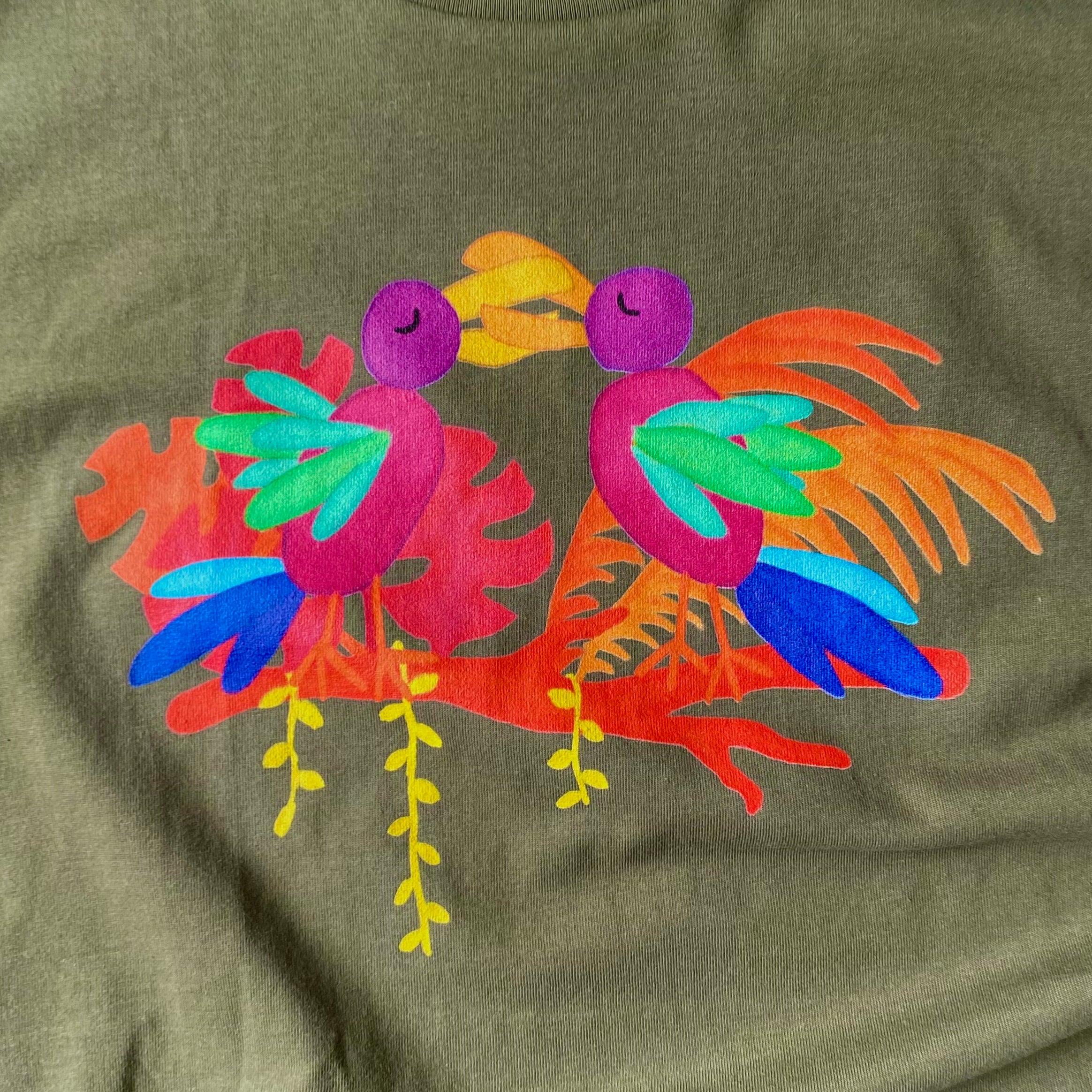 Shirt met tekening van snavelende vogels door Anne Neuteboom cabaretier in Anne Neut Boetiek