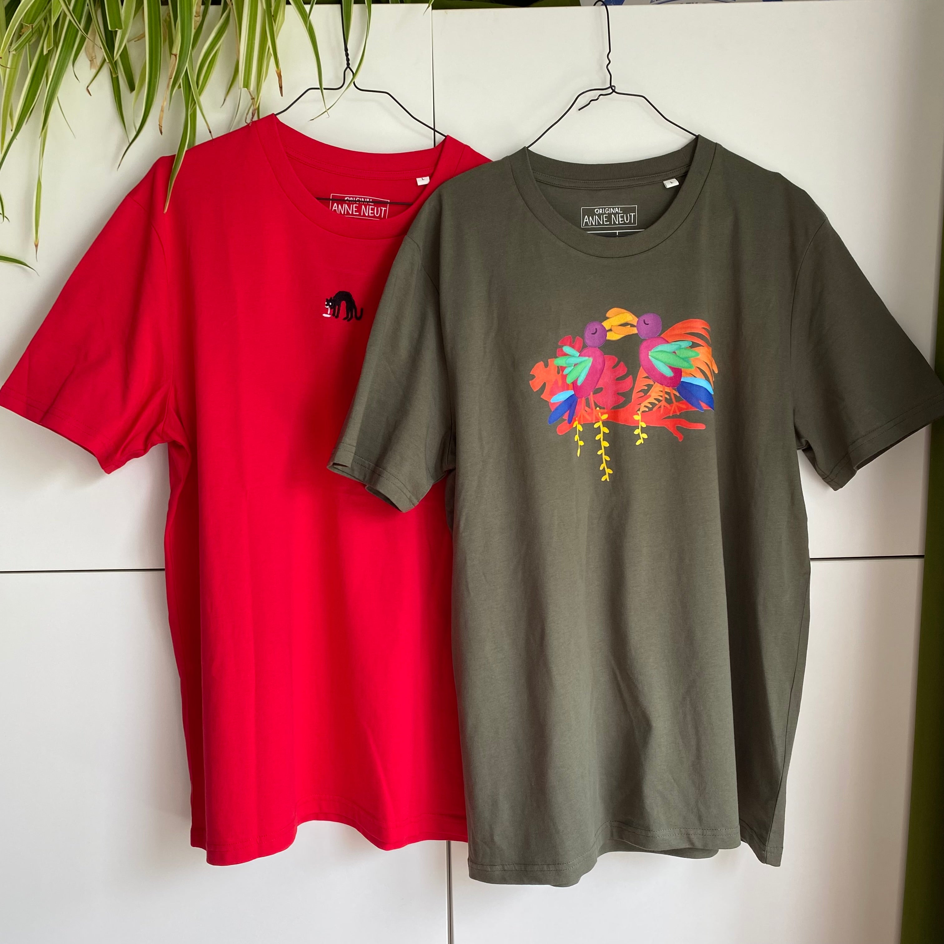 Shirt met tekening van snavelende vogels door Anne Neuteboom cabaretier in Anne Neut Boetiek