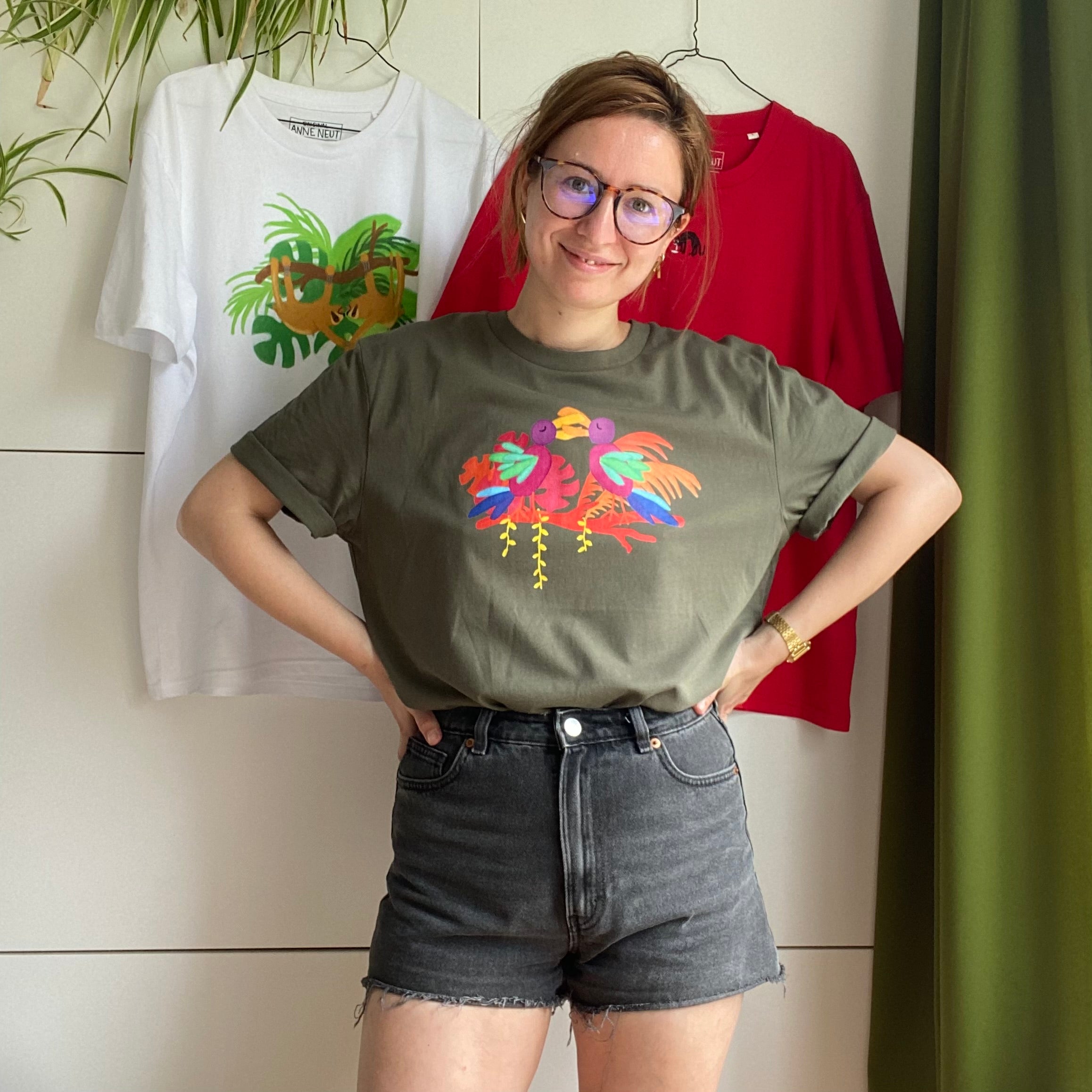 Shirt met tekening van snavelende vogels door Anne Neuteboom cabaretier in Anne Neut Boetiek