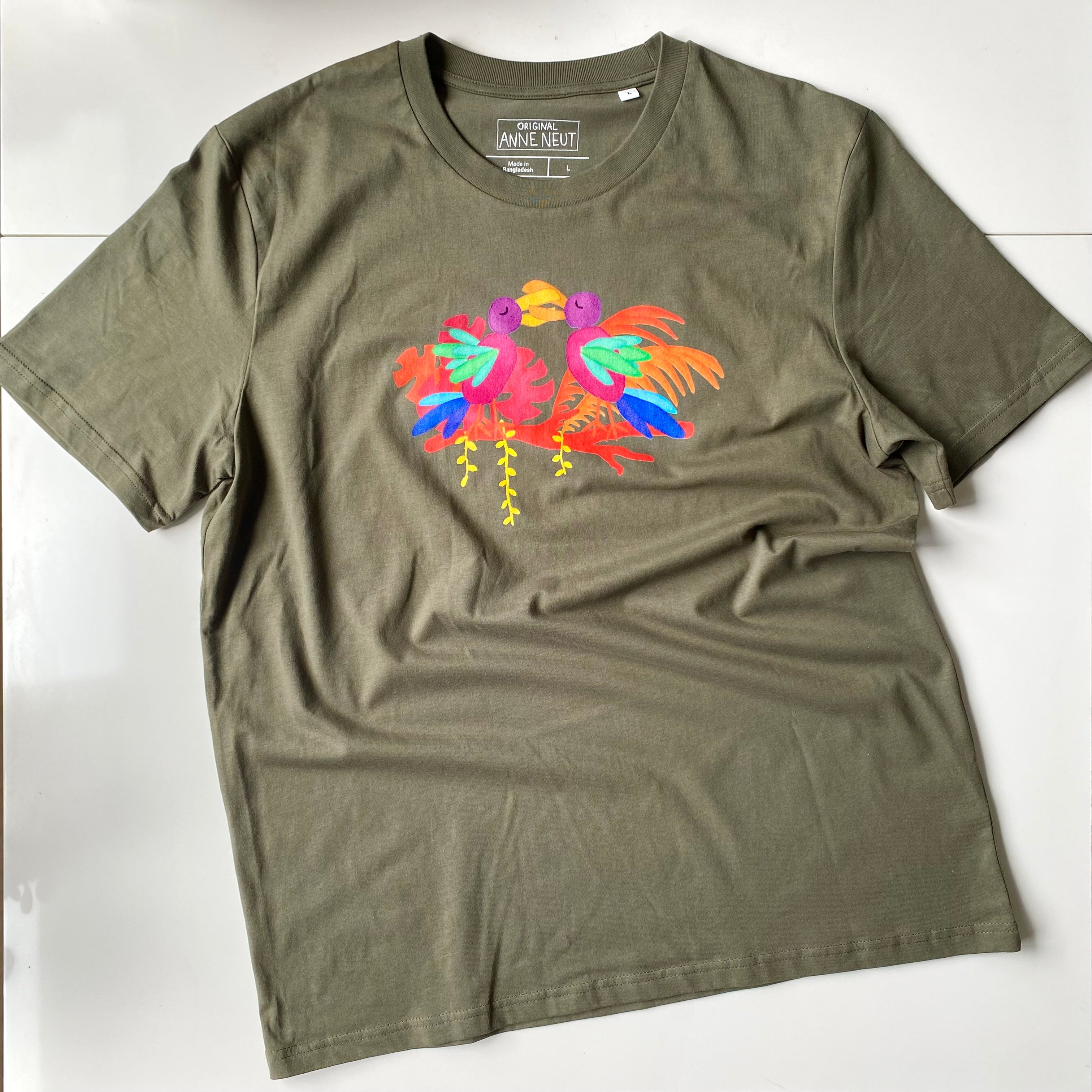 Shirt met tekening van snavelende vogels door Anne Neuteboom cabaretier in Anne Neut Boetiek