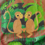 Shirt met tekening van tongende aapjes door Anne Neuteboom cabaretier in Anne Neut Boetiek