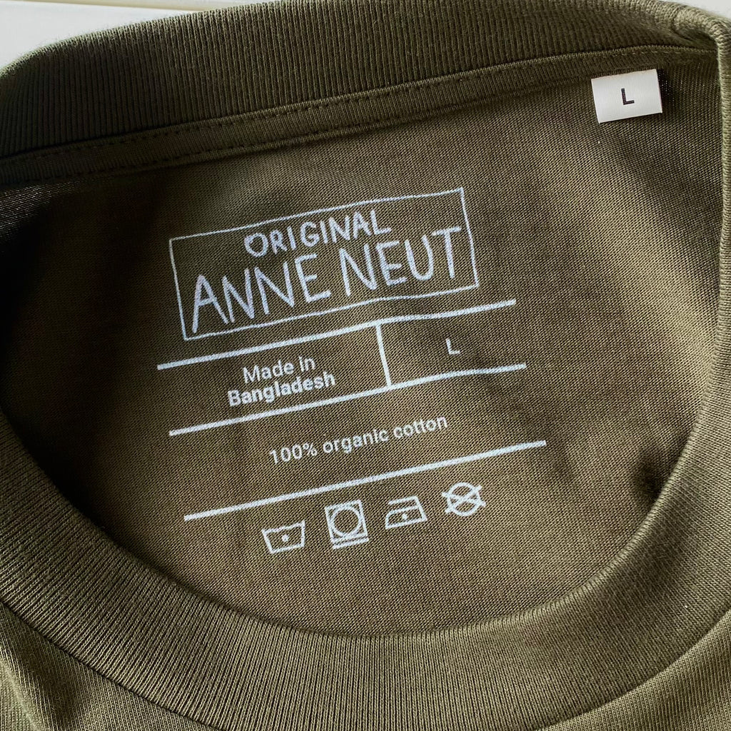 Shirt met tekening van tongende aapjes door Anne Neuteboom cabaretier in Anne Neut Boetiek
