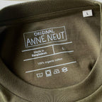 Shirt met tekening van tongende aapjes door Anne Neuteboom cabaretier in Anne Neut Boetiek