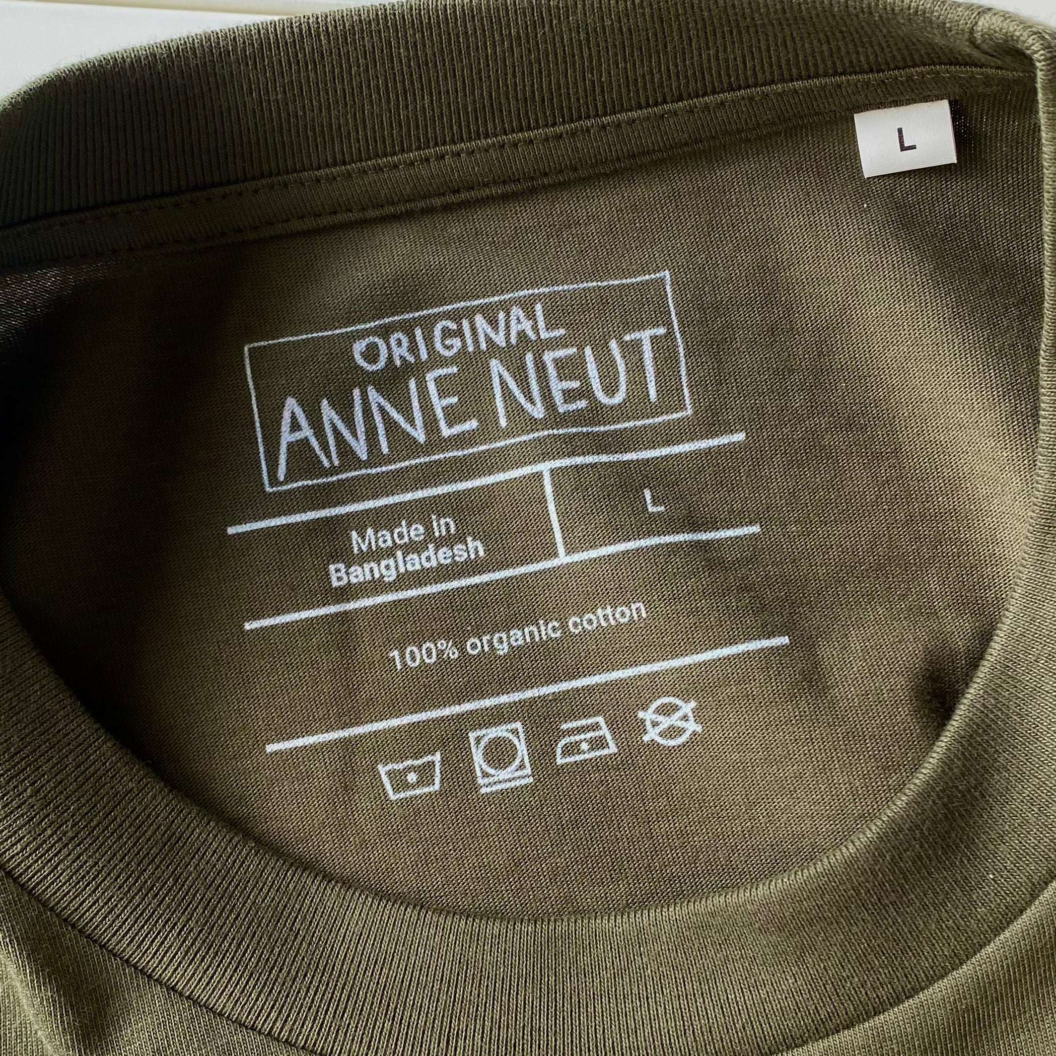 Shirt met tekening van tongende aapjes door Anne Neuteboom cabaretier in Anne Neut Boetiek