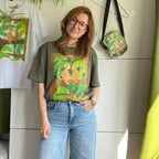 Shirt met tekening van tongende aapjes door Anne Neuteboom cabaretier in Anne Neut Boetiek