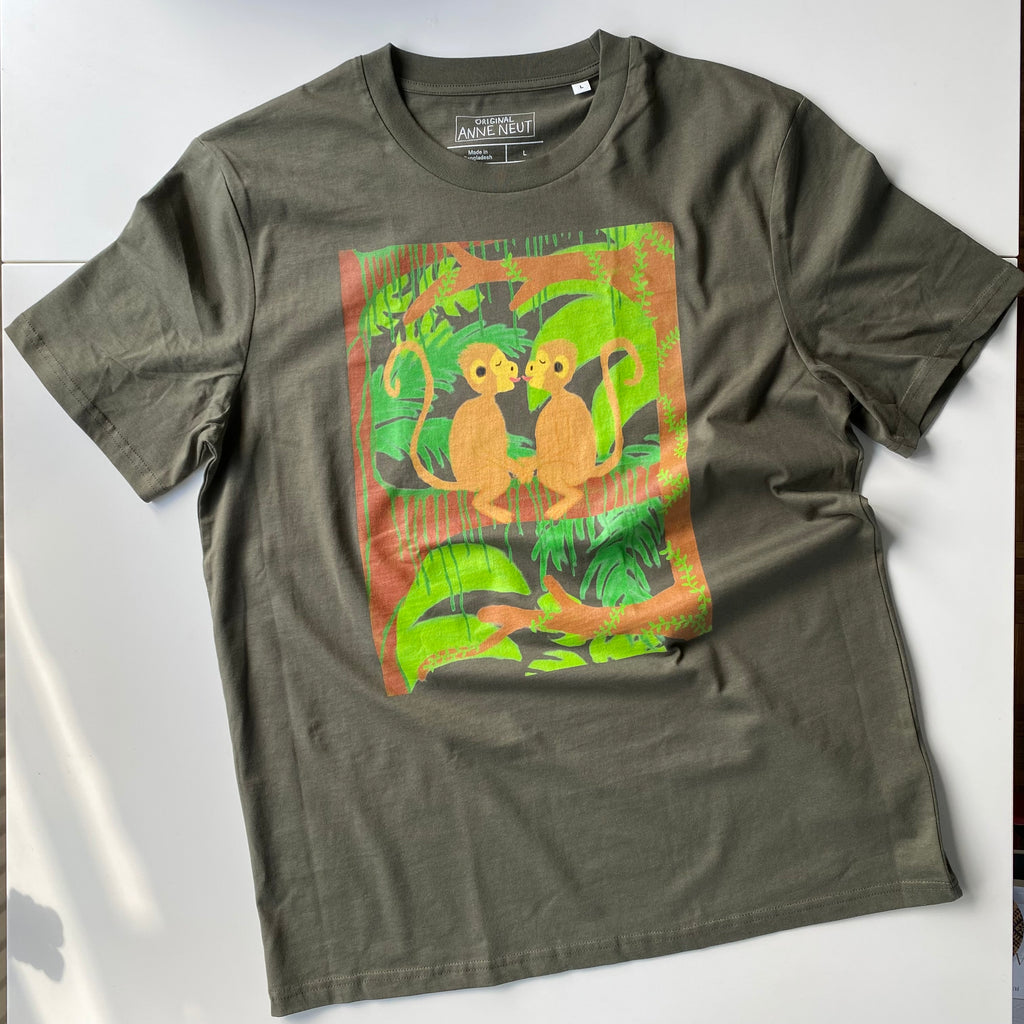 Shirt met tekening van tongende aapjes door Anne Neuteboom cabaretier in Anne Neut Boetiek