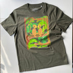 Shirt met tekening van tongende aapjes door Anne Neuteboom cabaretier in Anne Neut Boetiek