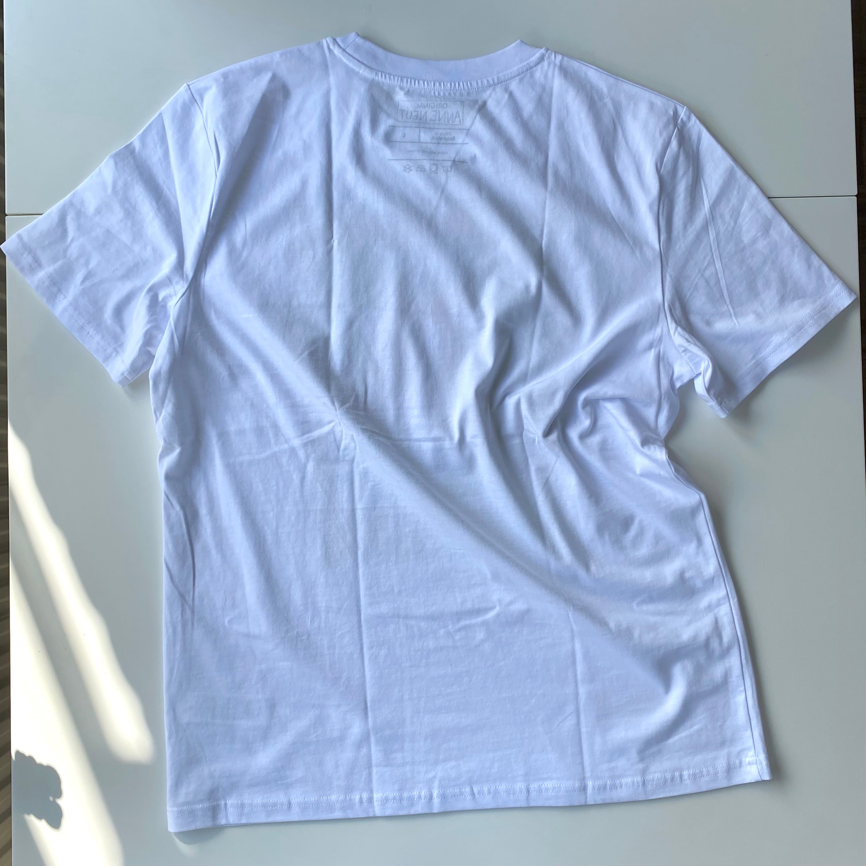 Shirt met tekening van tongende aapjes door Anne Neuteboom cabaretier in Anne Neut Boetiek