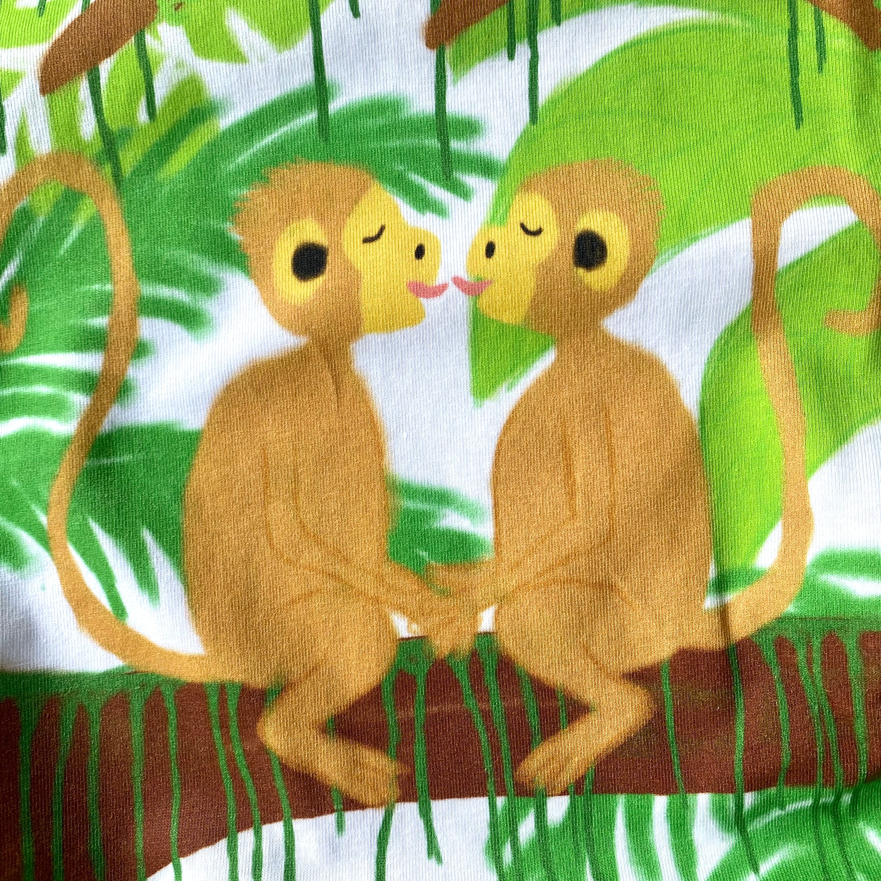 Shirt met tekening van tongende aapjes door Anne Neuteboom cabaretier in Anne Neut Boetiek