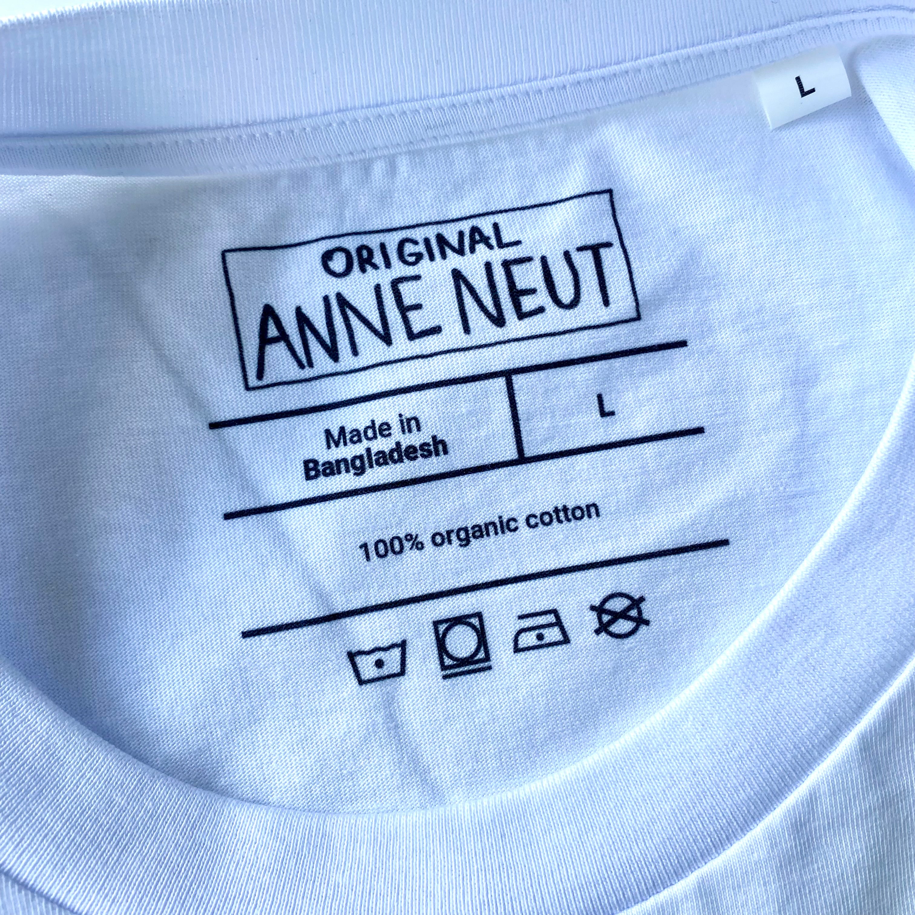 Shirt met tekening van tongende aapjes door Anne Neuteboom cabaretier in Anne Neut Boetiek