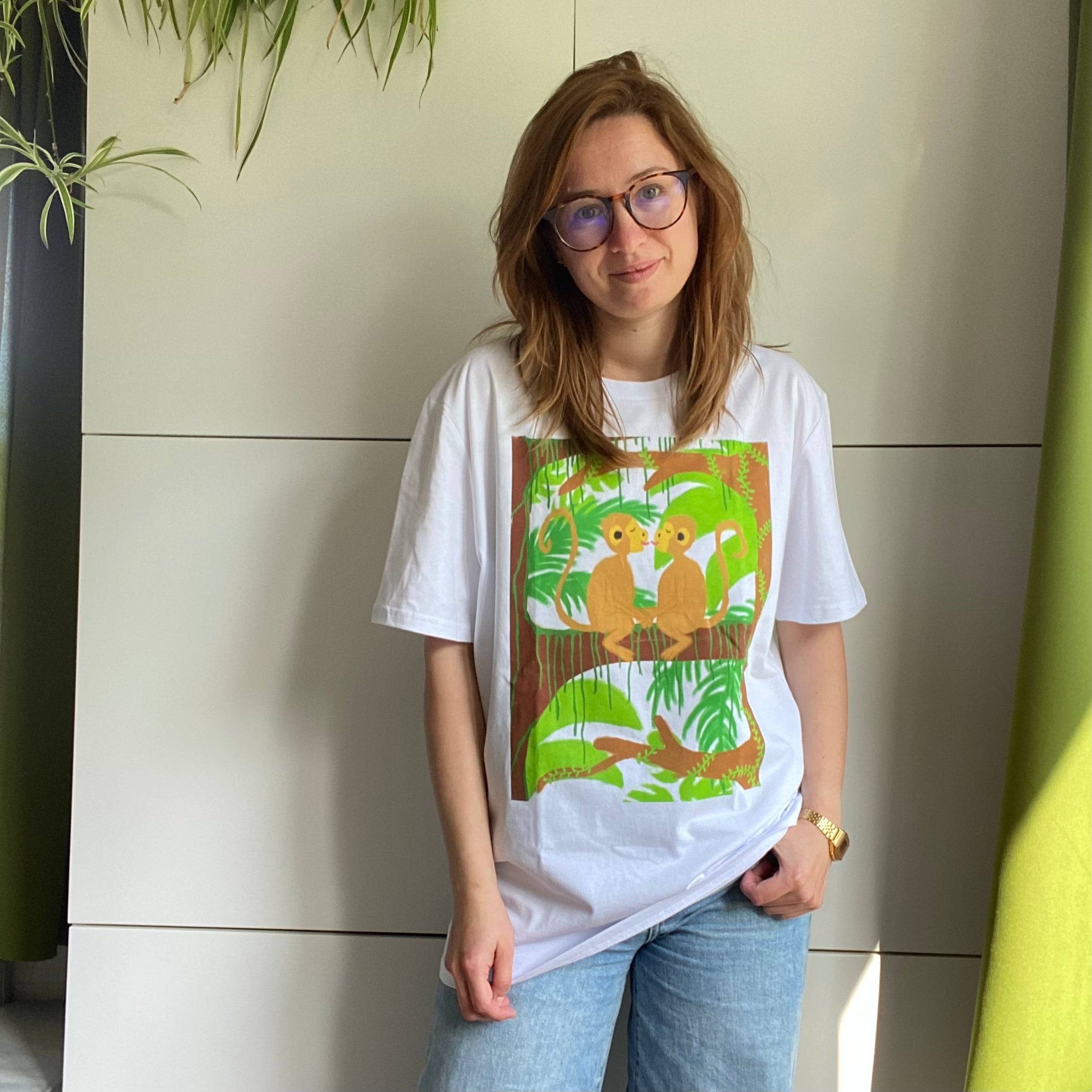 Shirt met tekening van tongende aapjes door Anne Neuteboom cabaretier in Anne Neut Boetiek