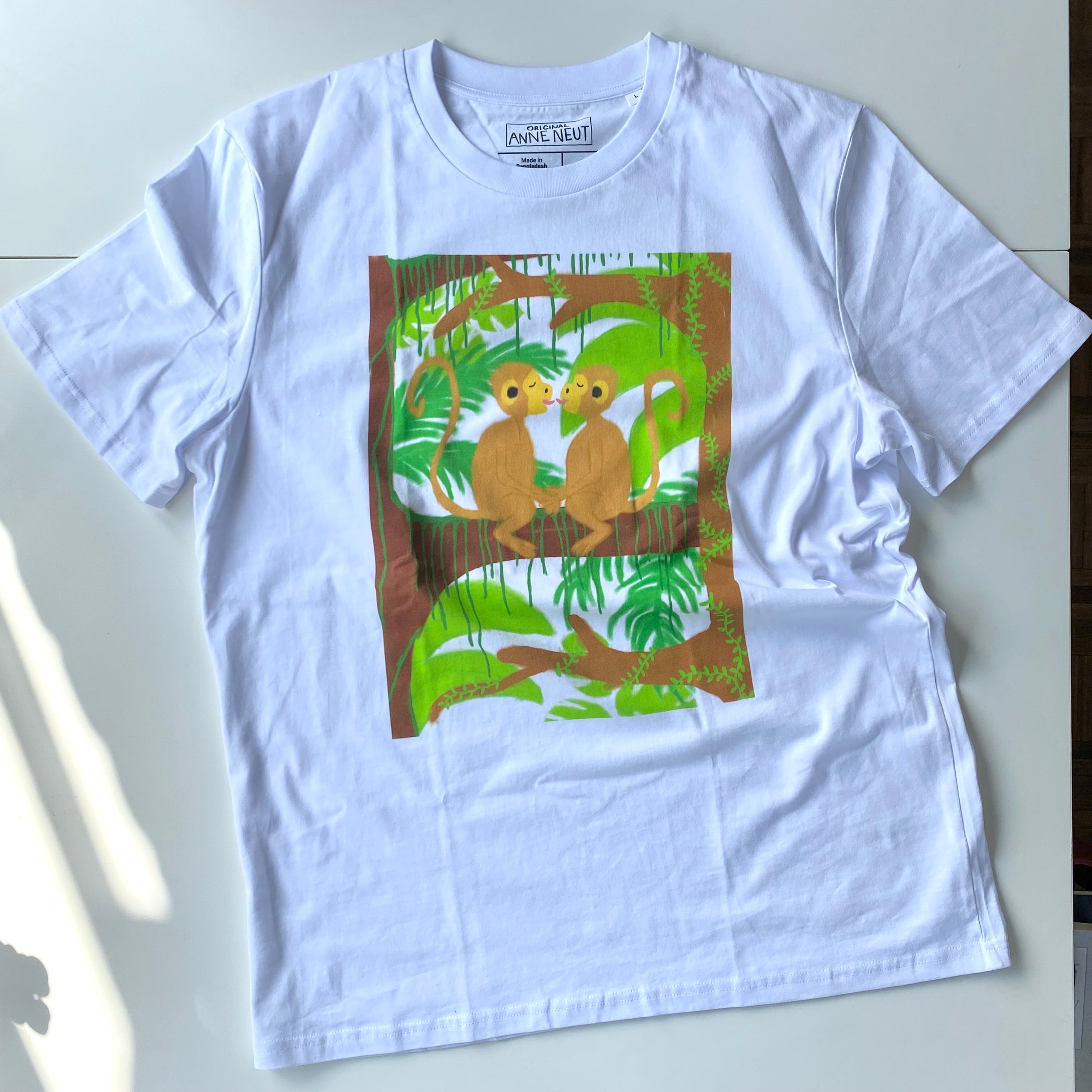 Shirt met tekening van tongende aapjes door Anne Neuteboom cabaretier in Anne Neut Boetiek