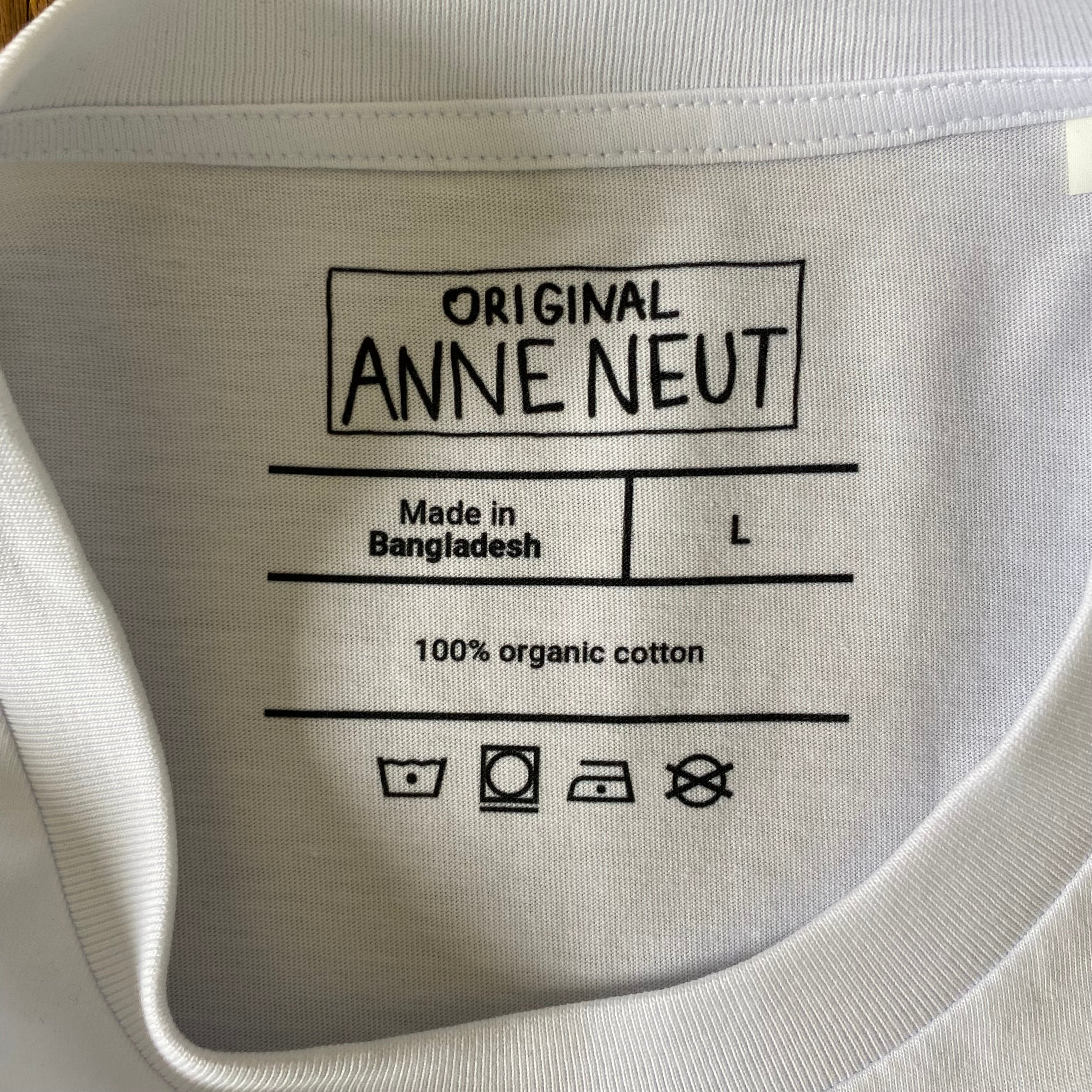 Shirt met tekening van tongende luiaards door Anne Neuteboom cabaretier in Anne Neut Boetiek