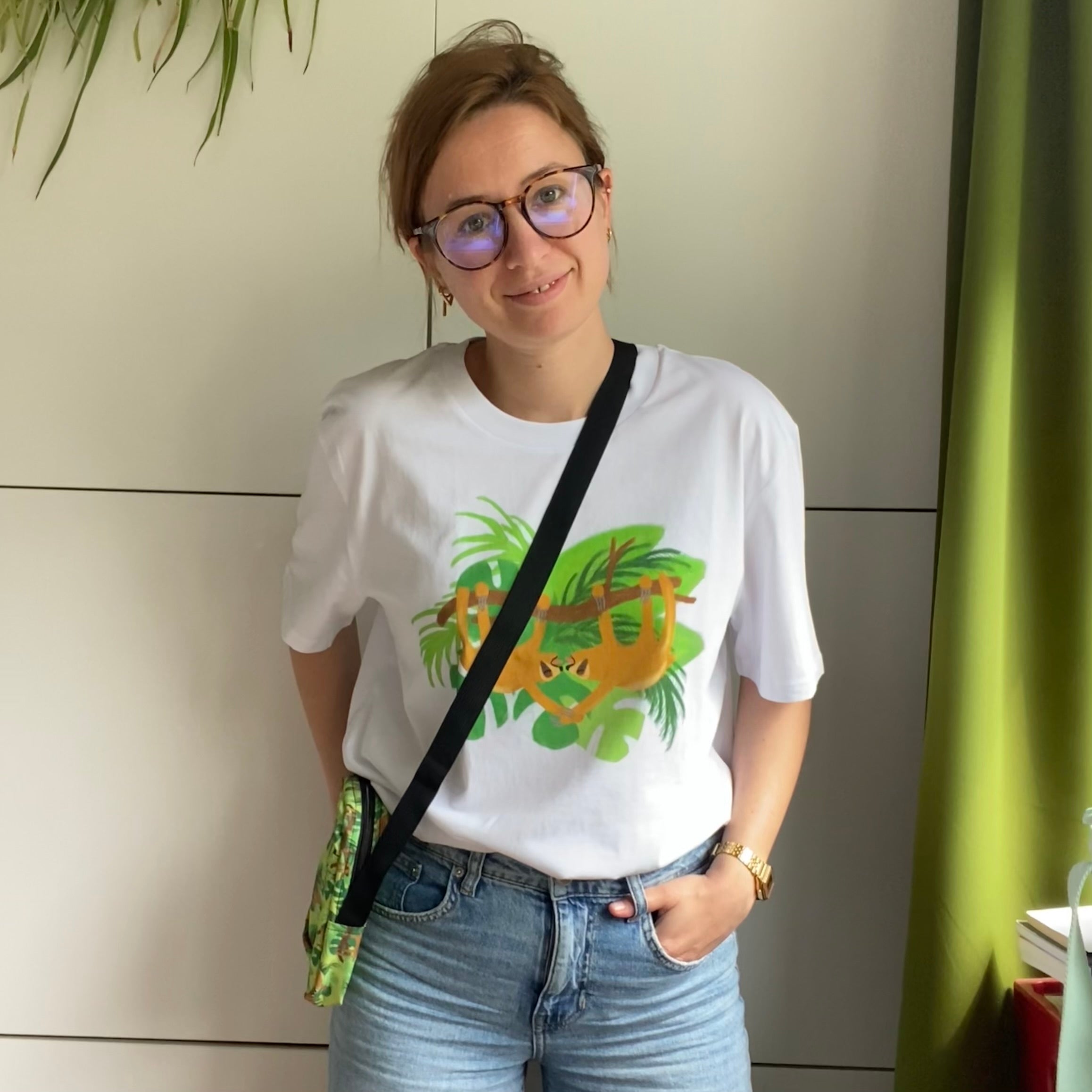 Shirt met tekening van tongende luiaards door Anne Neuteboom cabaretier in Anne Neut Boetiek