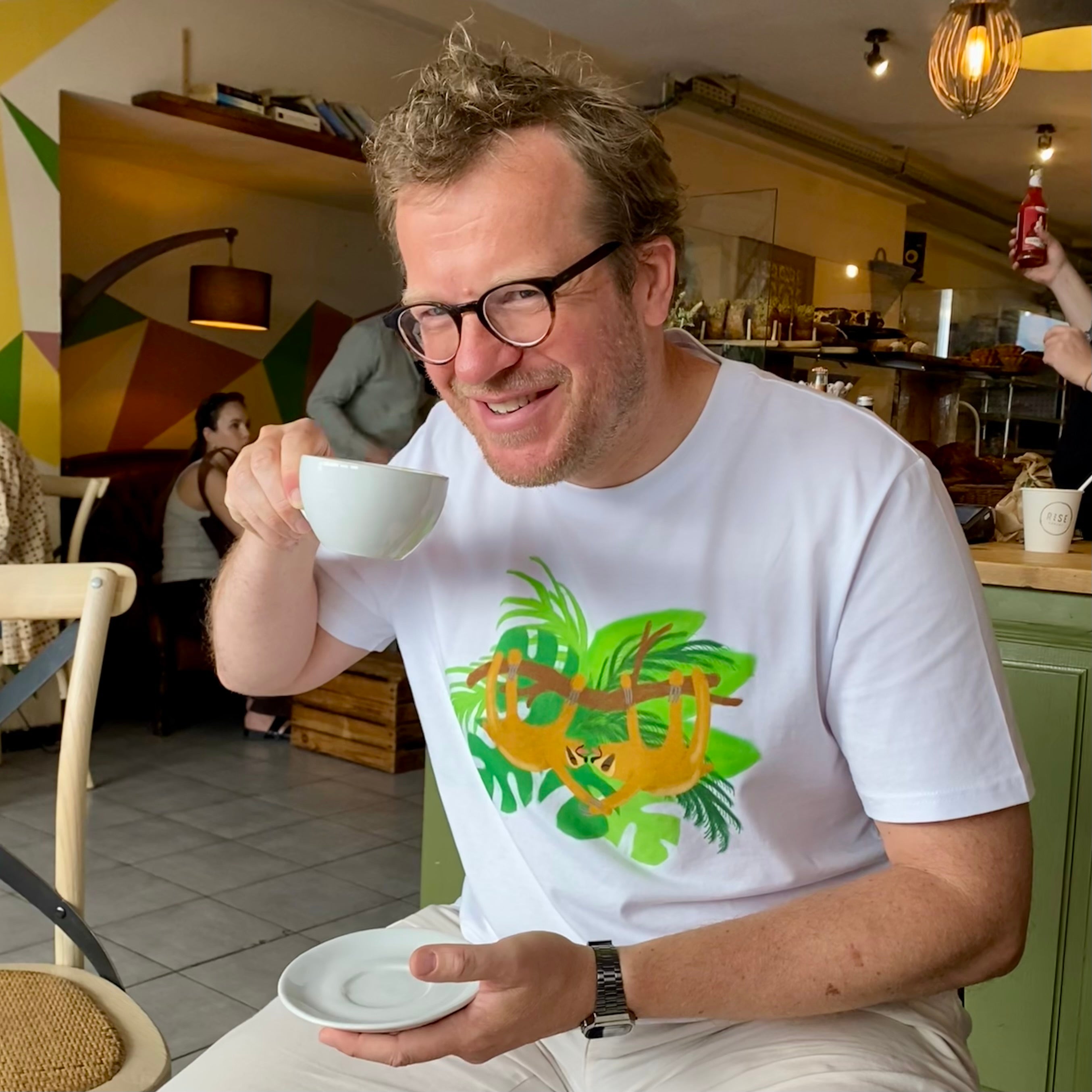 Shirt met tekening van tongende luiaards door Anne Neuteboom cabaretier in Anne Neut Boetiek