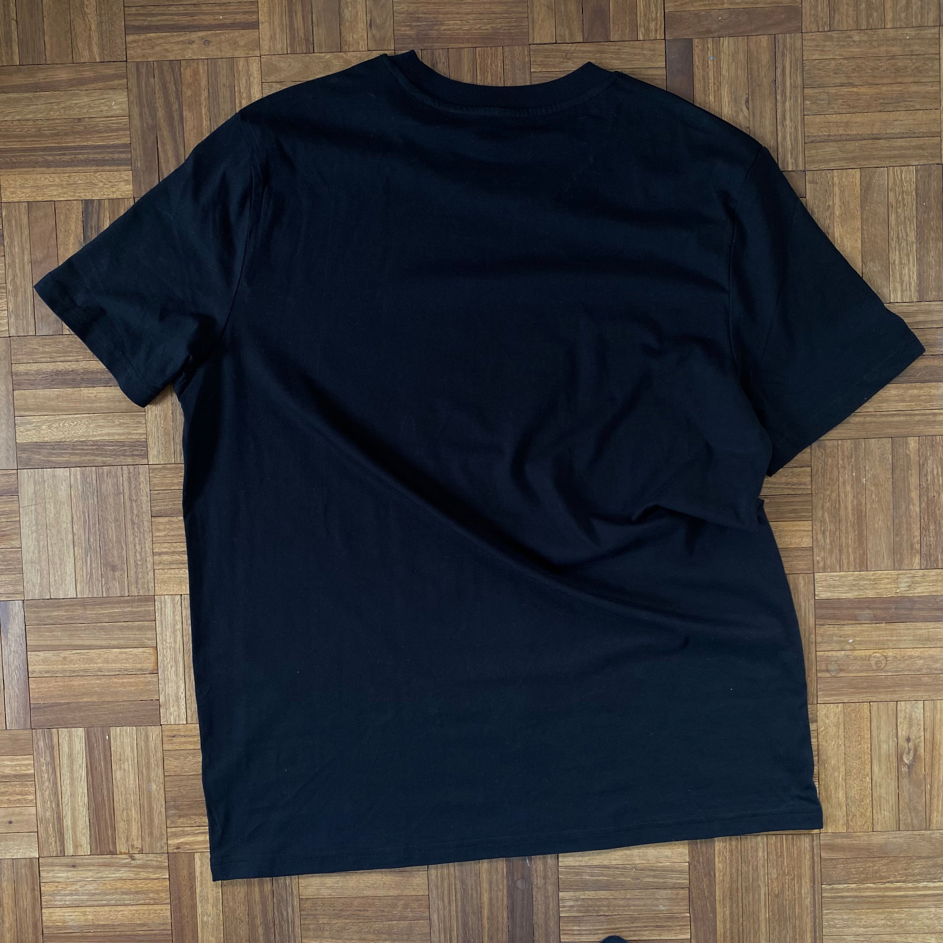 Shirt met tekening van tongende luiaards door Anne Neuteboom cabaretier in Anne Neut Boetiek