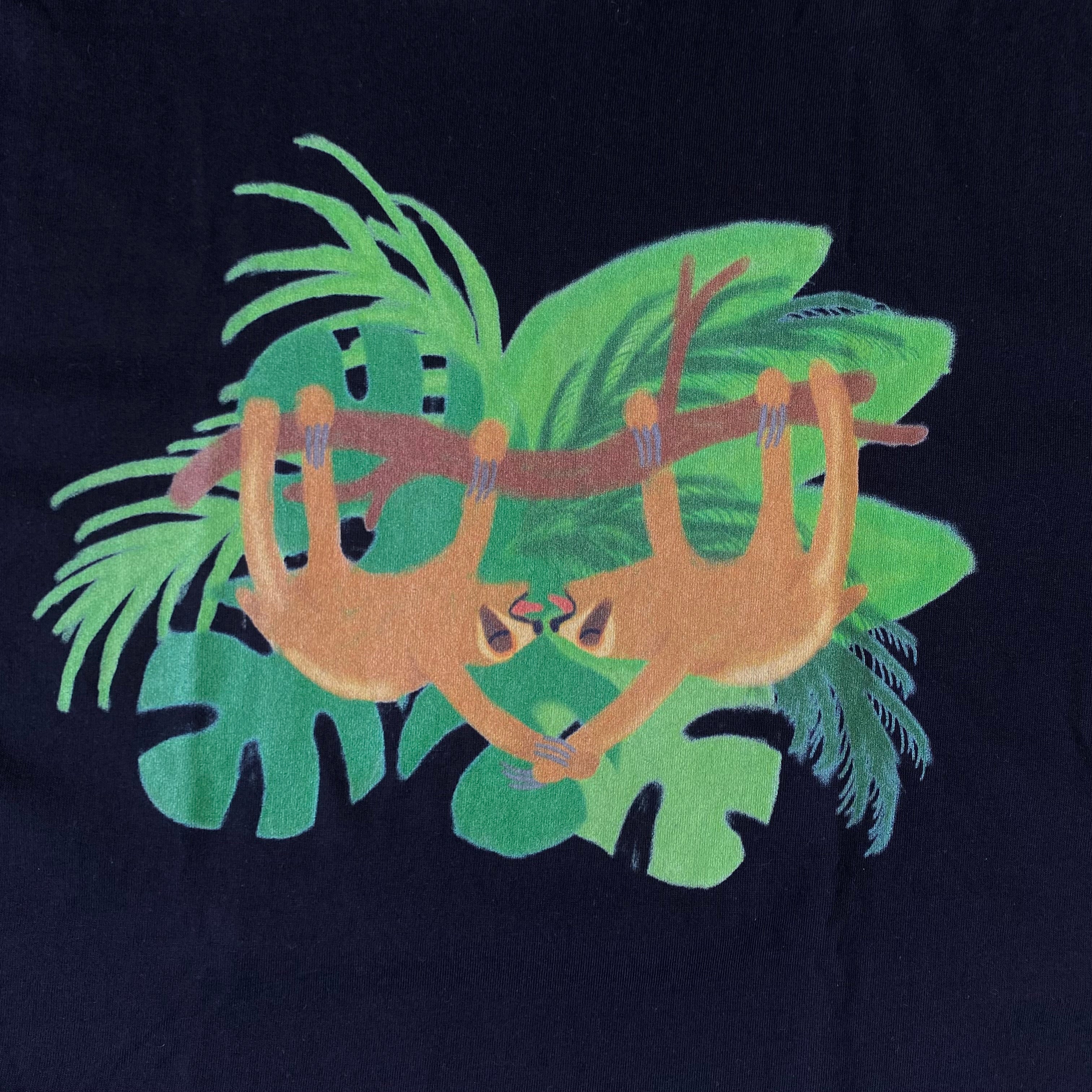 Shirt met tekening van tongende luiaards door Anne Neuteboom cabaretier in Anne Neut Boetiek