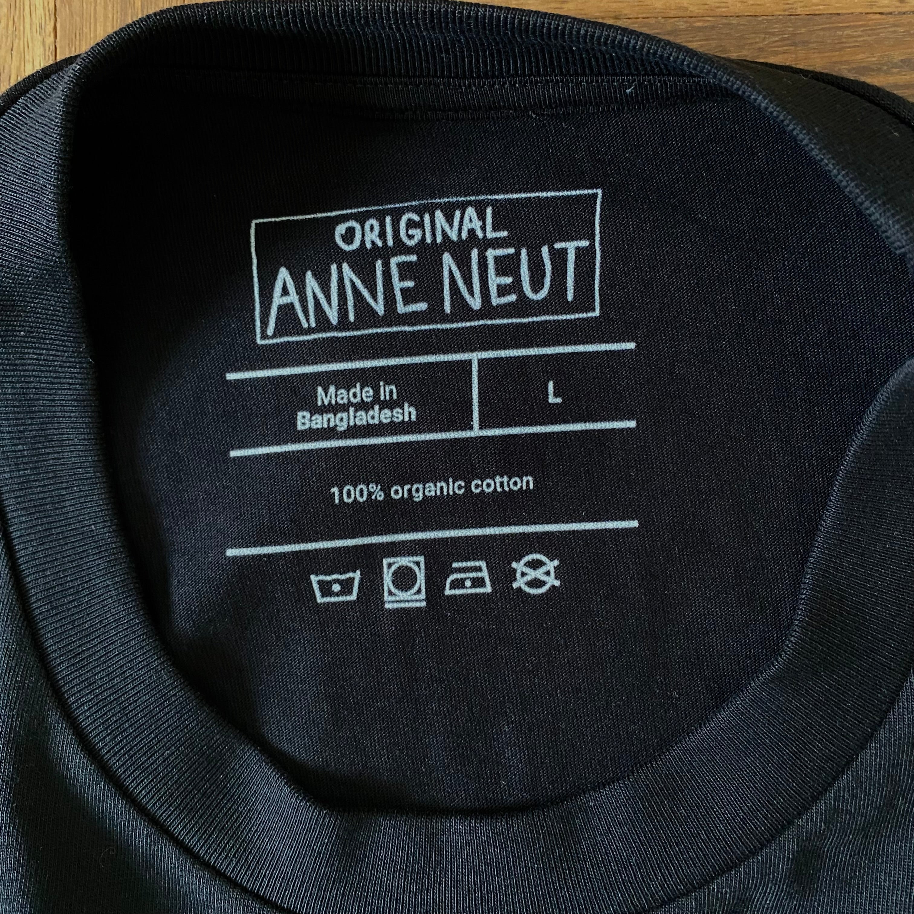 Shirt met tekening van tongende luiaards door Anne Neuteboom cabaretier in Anne Neut Boetiek