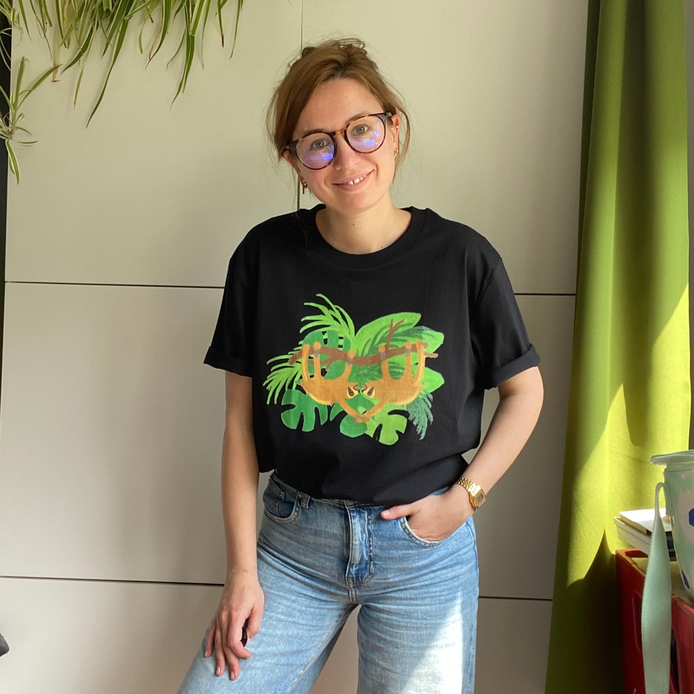 Shirt met tekening van tongende luiaards door Anne Neuteboom cabaretier in Anne Neut Boetiek