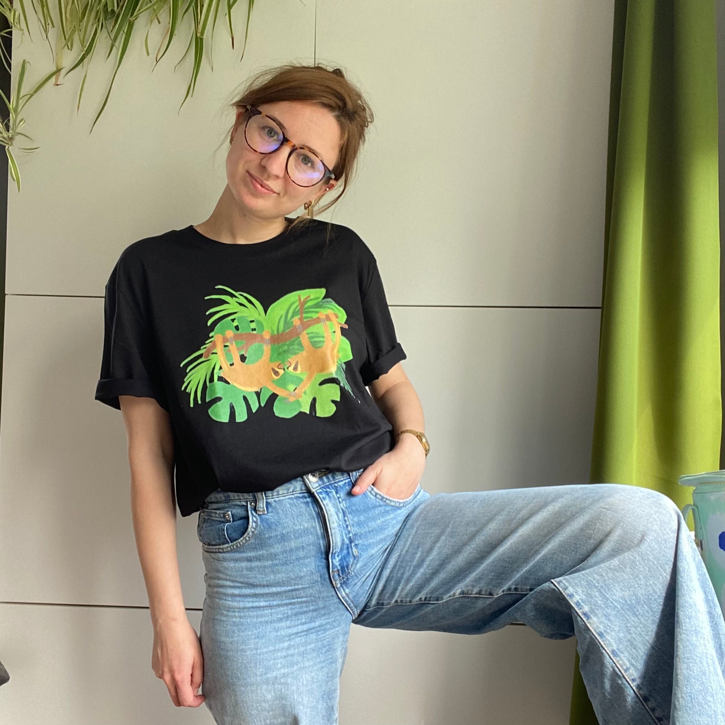 Shirt met tekening van tongende luiaards door Anne Neuteboom cabaretier in Anne Neut Boetiek