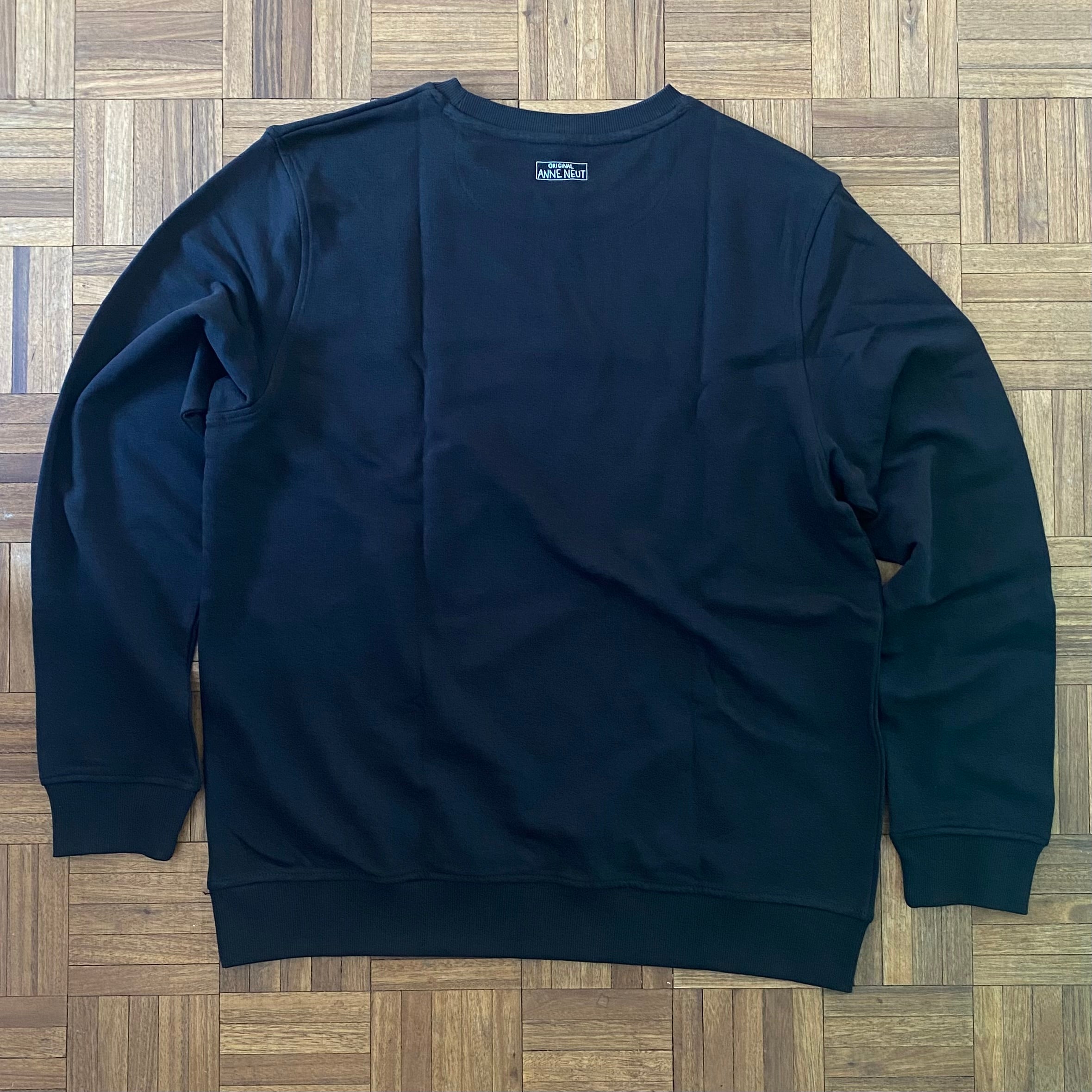 Sweater met borduurwerk van tekening van kotsende kat door Anne Neuteboom cabaretier in Anne Neut Boetiek