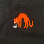 Sweater met borduurwerk van tekening van kotsende kat door Anne Neuteboom cabaretier in Anne Neut Boetiek