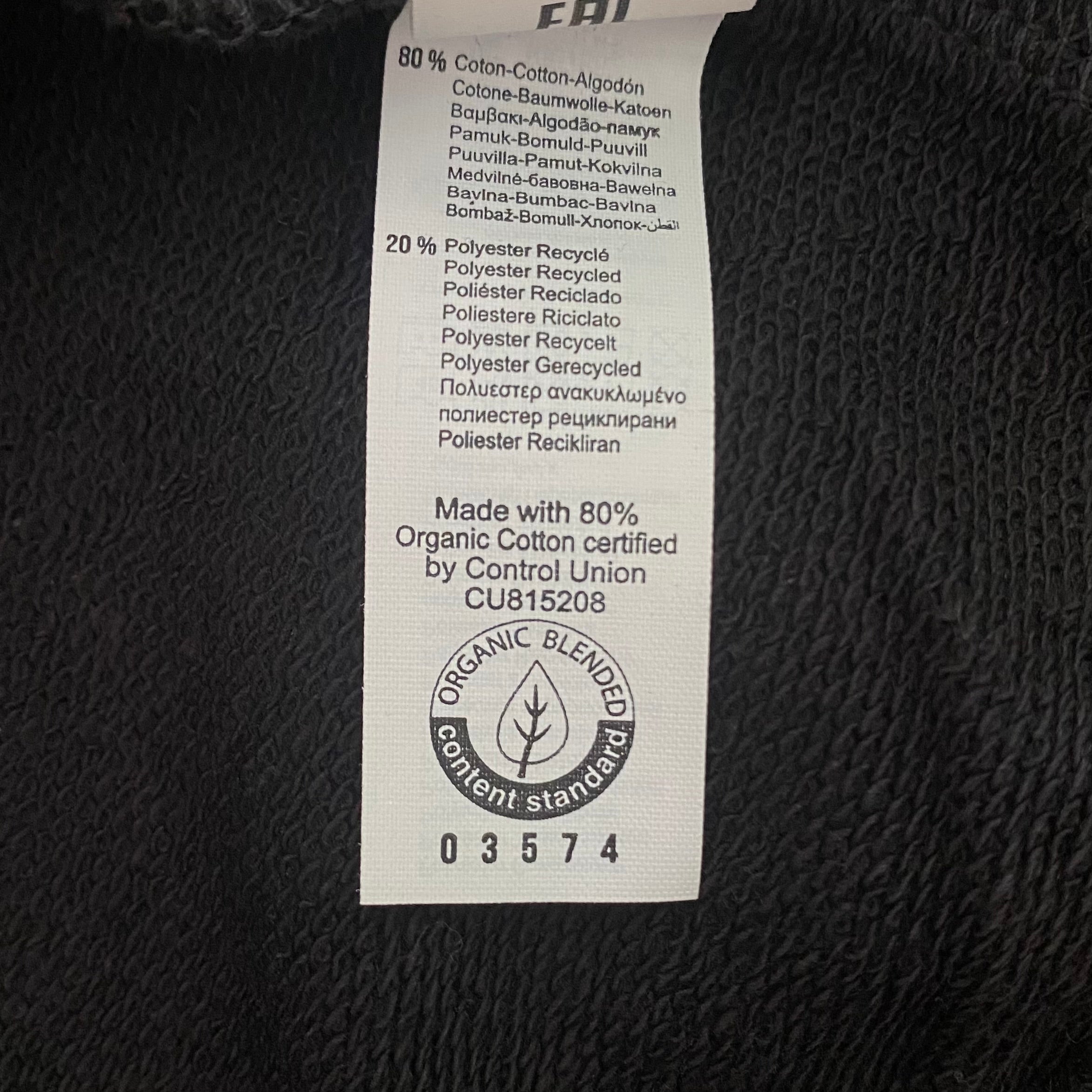 Sweater met borduurwerk van tekening van kotsende kat door Anne Neuteboom cabaretier in Anne Neut Boetiek