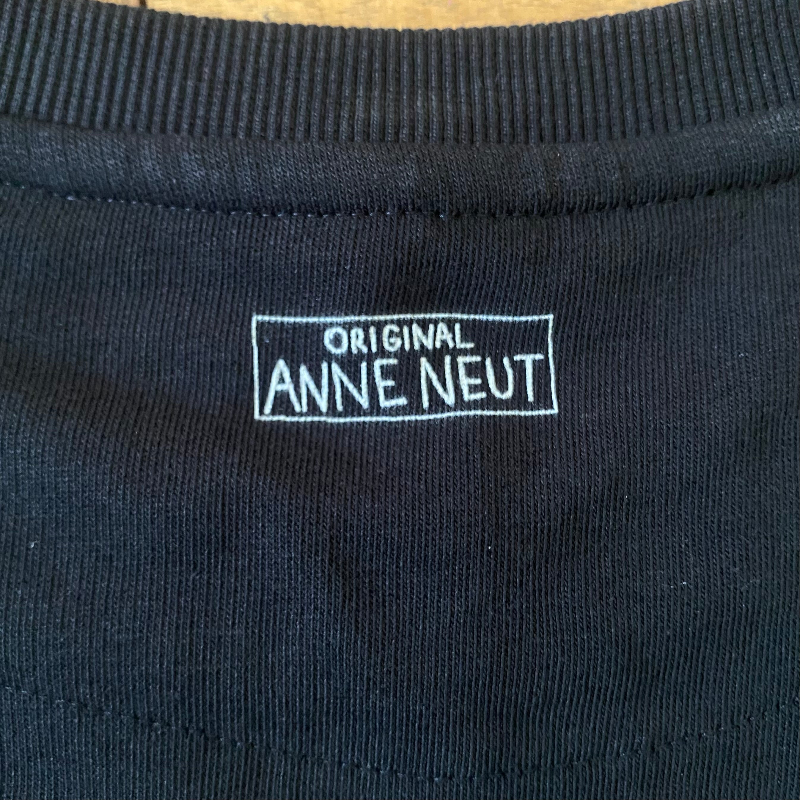 Sweater met borduurwerk van tekening van kotsende kat door Anne Neuteboom cabaretier in Anne Neut Boetiek