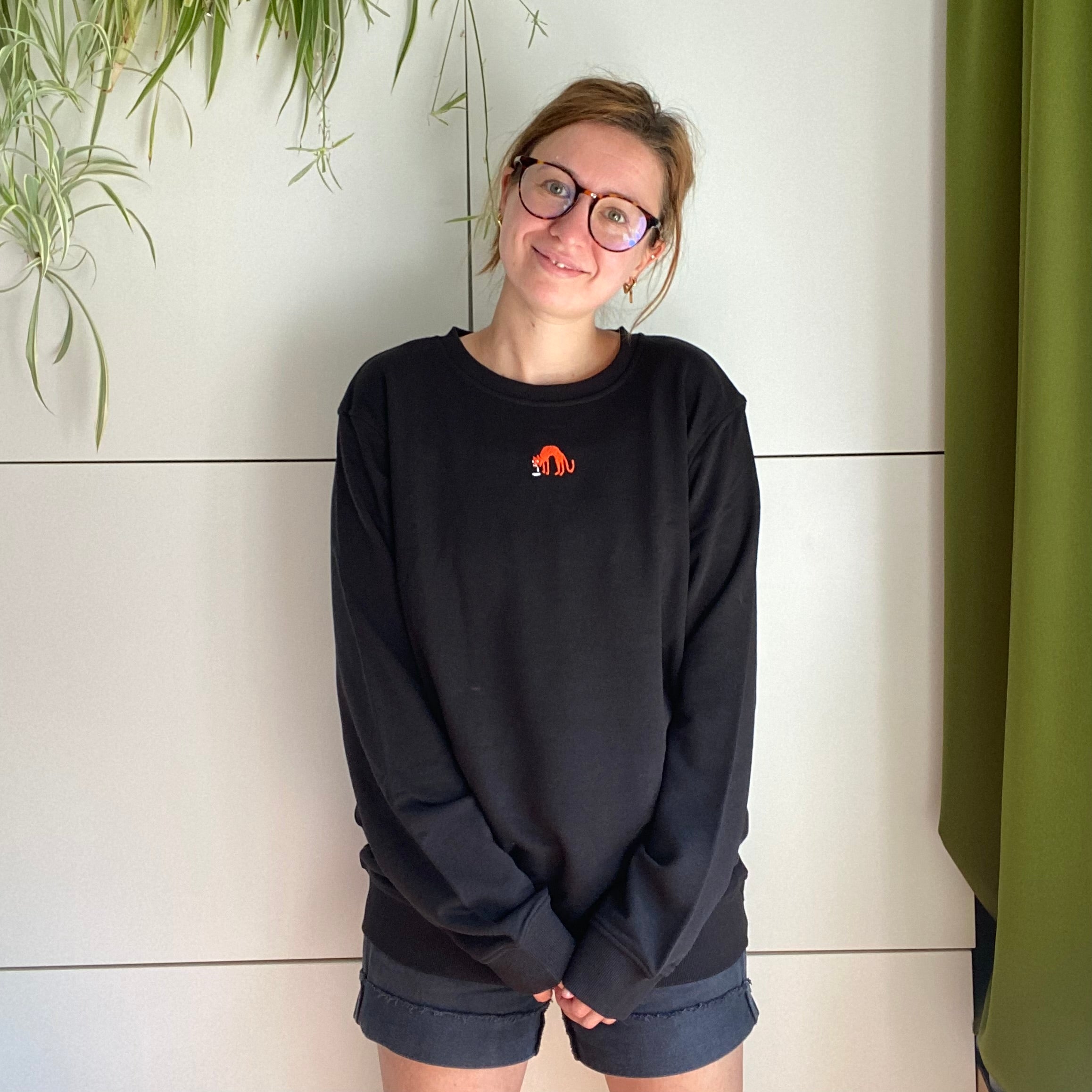 Sweater met borduurwerk van tekening van kotsende kat door Anne Neuteboom cabaretier in Anne Neut Boetiek