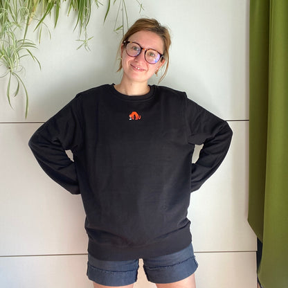 Sweater met borduurwerk van tekening van kotsende kat door Anne Neuteboom cabaretier in Anne Neut Boetiek
