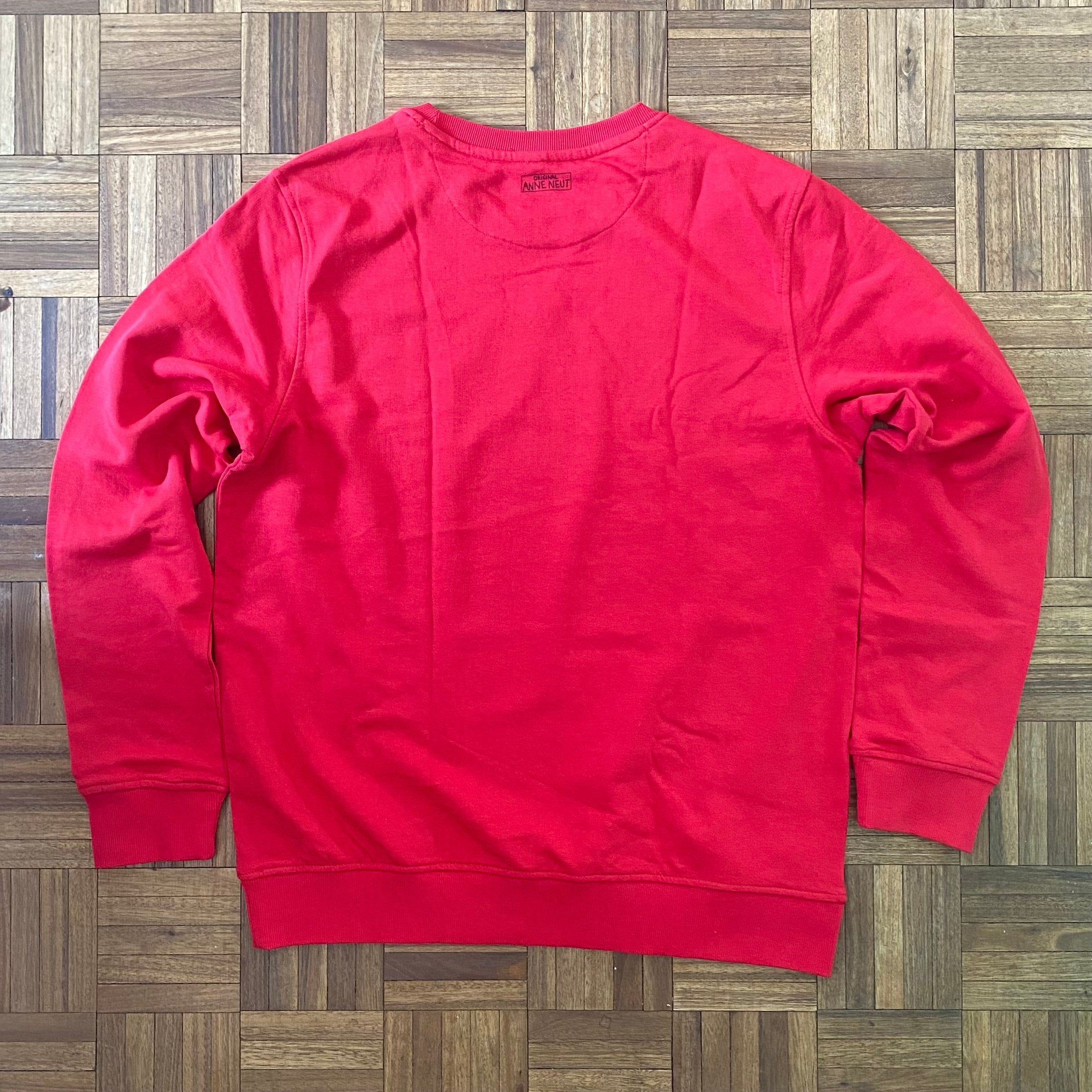 Sweater met borduurwerk van tekening van kotsende kat door Anne Neuteboom cabaretier in Anne Neut Boetiek