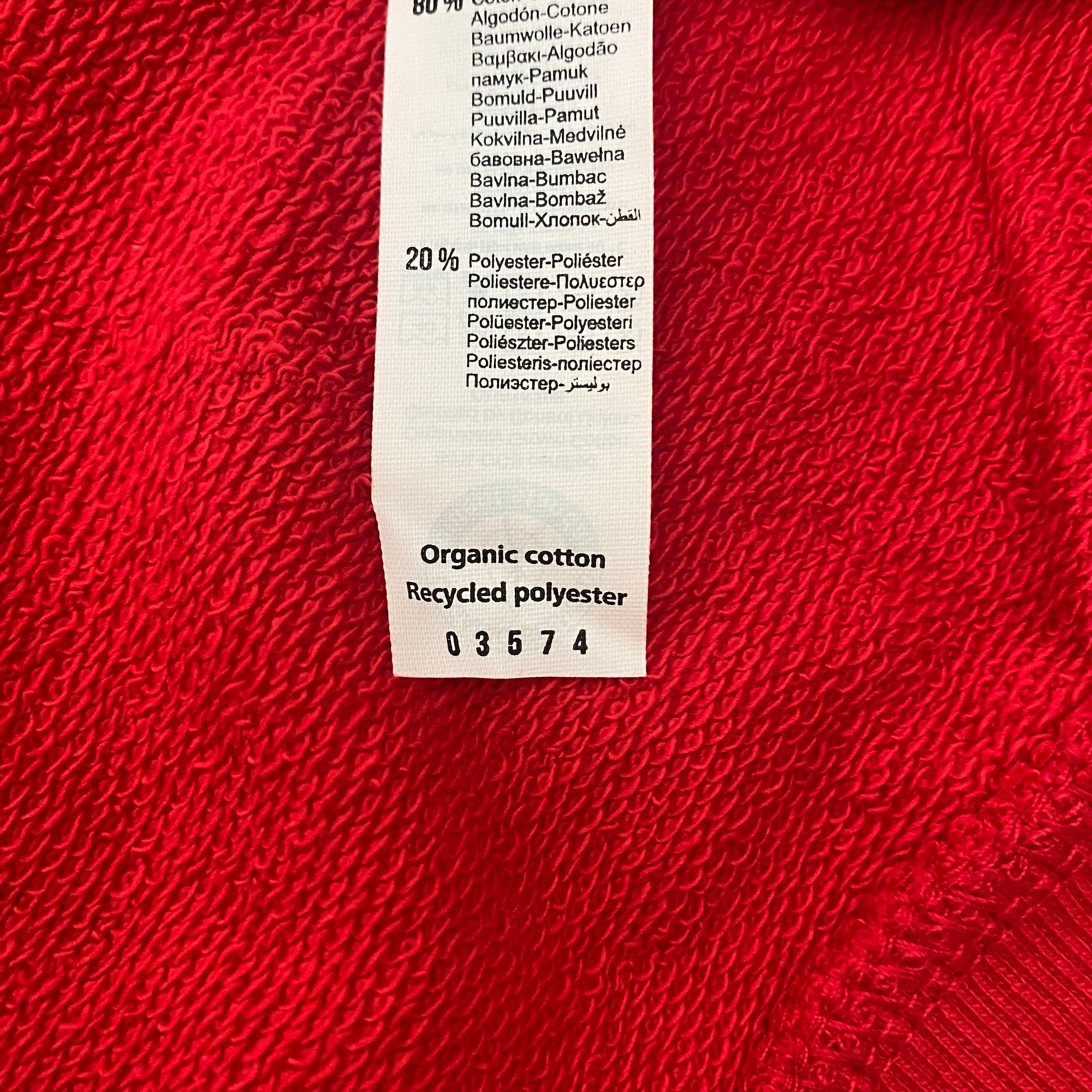 Sweater met borduurwerk van tekening van kotsende kat door Anne Neuteboom cabaretier in Anne Neut Boetiek