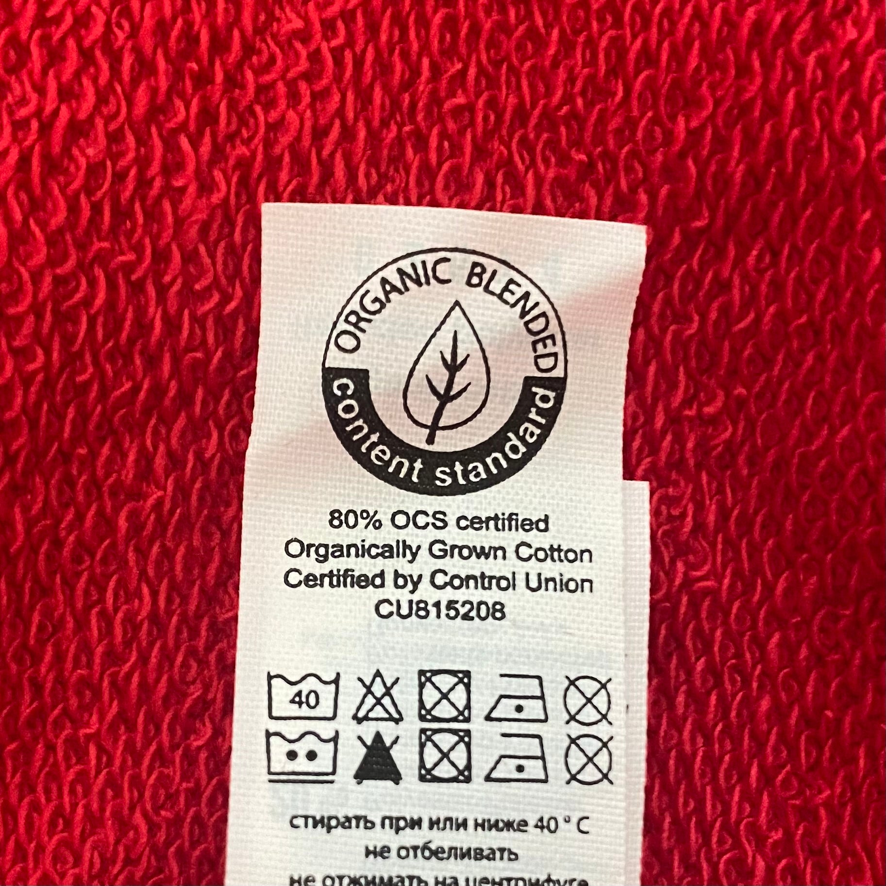 Sweater met borduurwerk van tekening van kotsende kat door Anne Neuteboom cabaretier in Anne Neut Boetiek