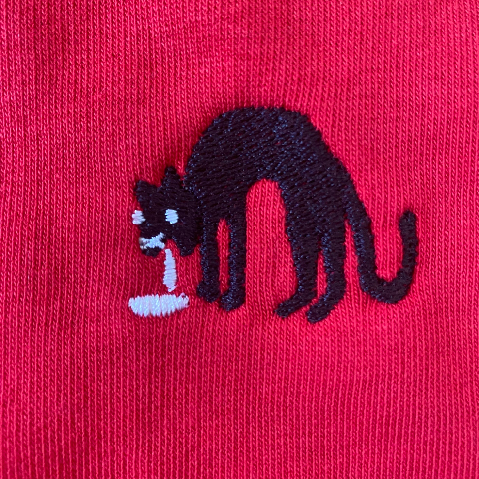 Sweater met borduurwerk van tekening van kotsende kat door Anne Neuteboom cabaretier in Anne Neut Boetiek