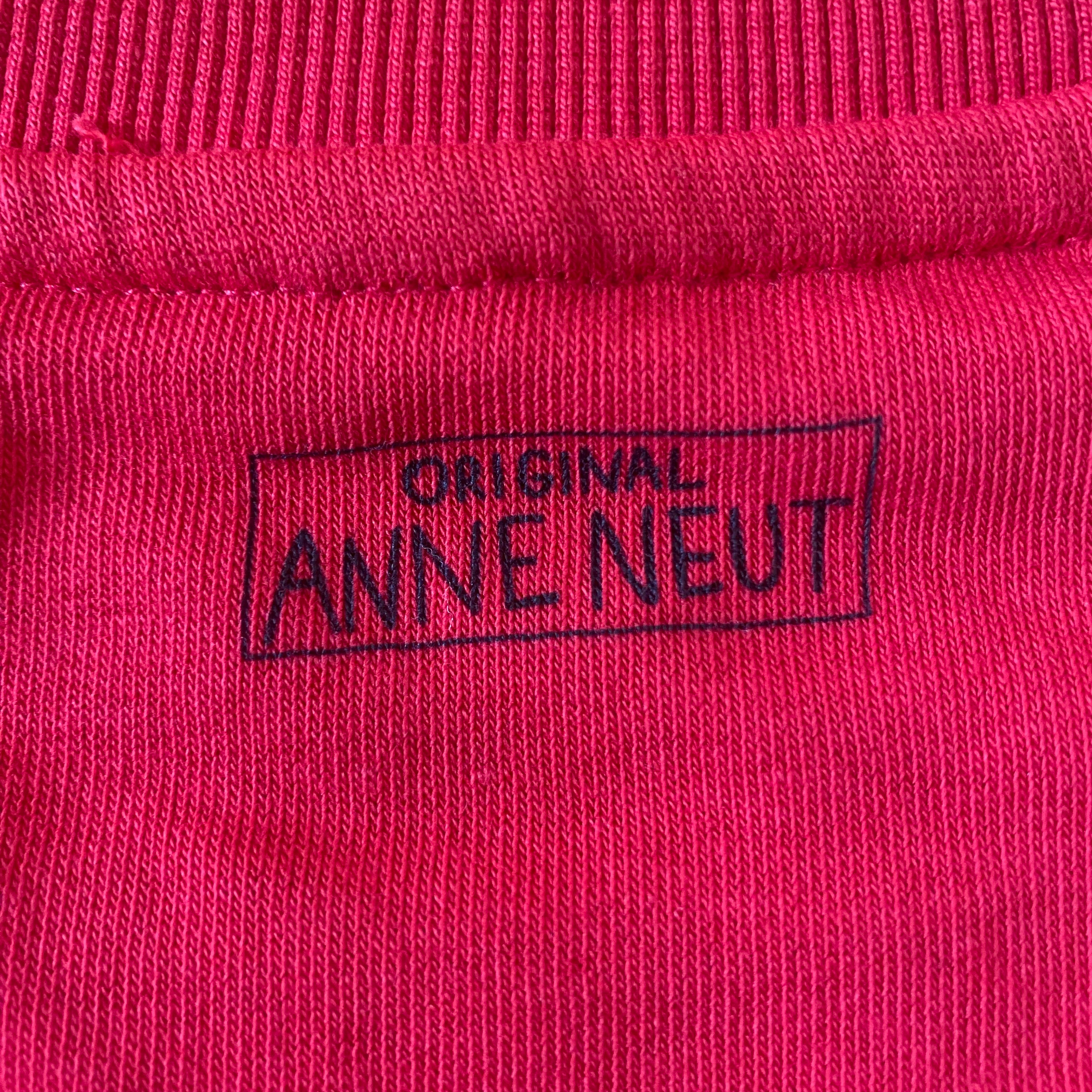 Sweater met borduurwerk van tekening van kotsende kat door Anne Neuteboom cabaretier in Anne Neut Boetiek