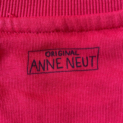 Sweater met borduurwerk van tekening van kotsende kat door Anne Neuteboom cabaretier in Anne Neut Boetiek