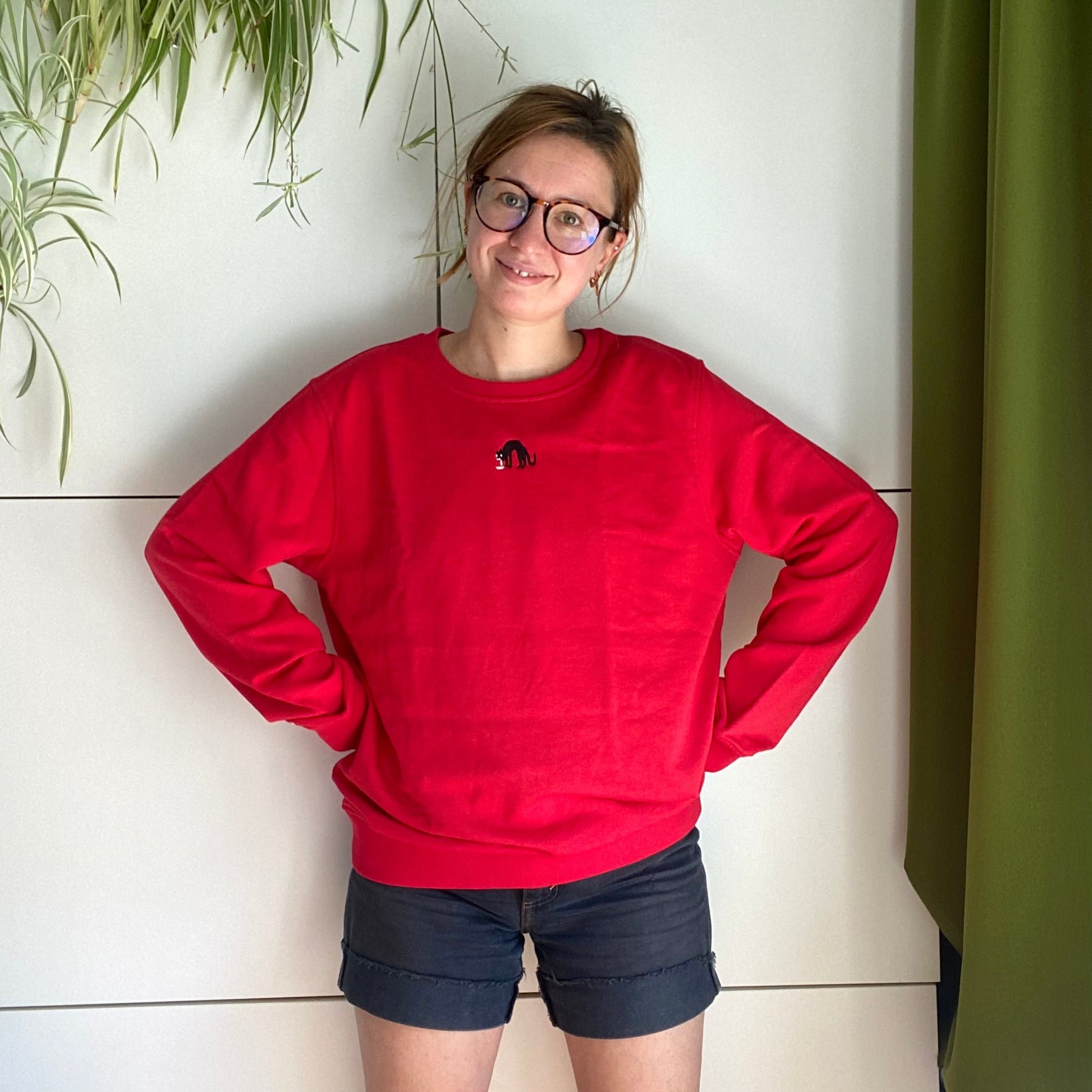 Sweater met borduurwerk van tekening van kotsende kat door Anne Neuteboom cabaretier in Anne Neut Boetiek