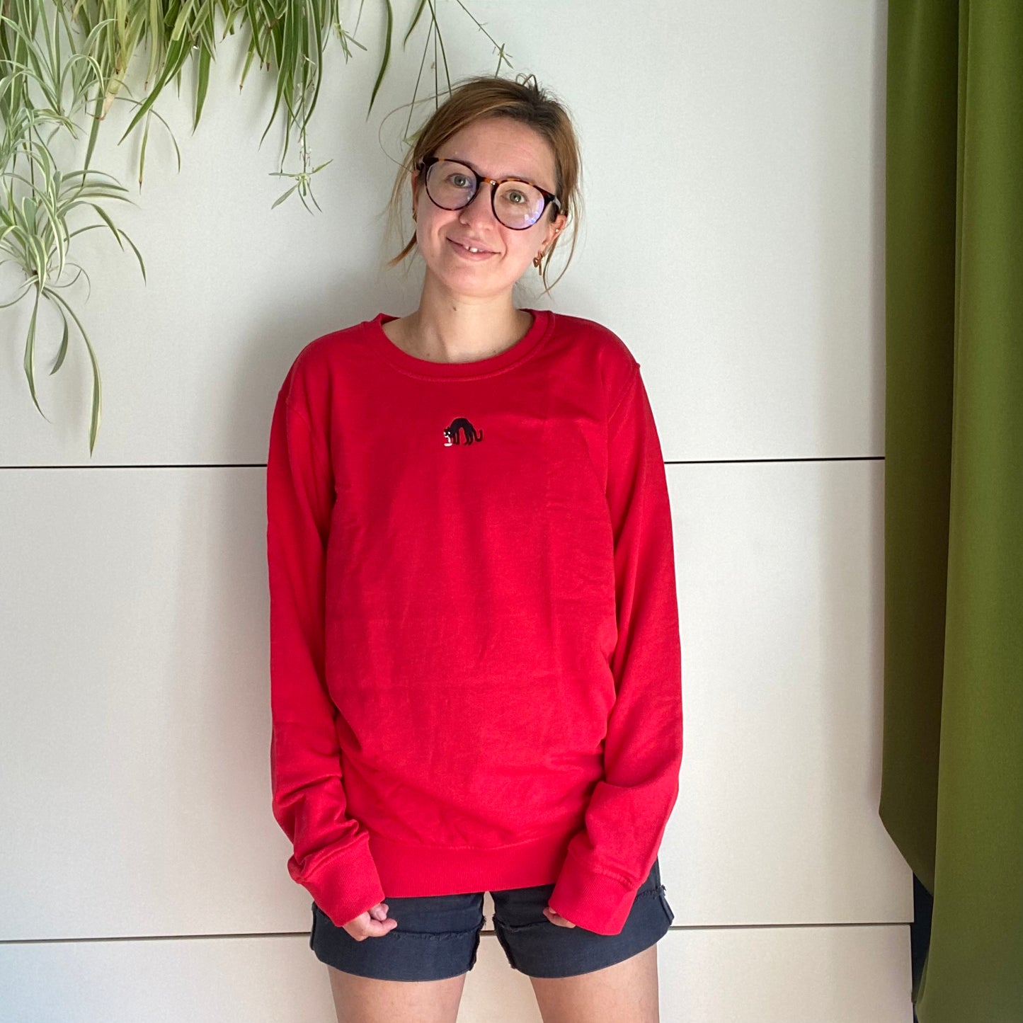 Sweater met borduurwerk van tekening van kotsende kat door Anne Neuteboom cabaretier in Anne Neut Boetiek